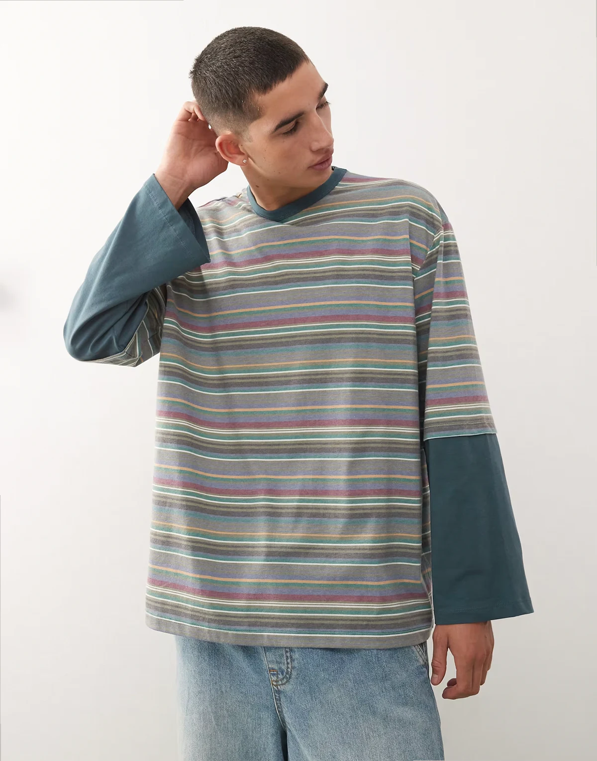 – T-shirt oversize z dwuwarstwowymi rękawami i wzorem w kolorowe paski