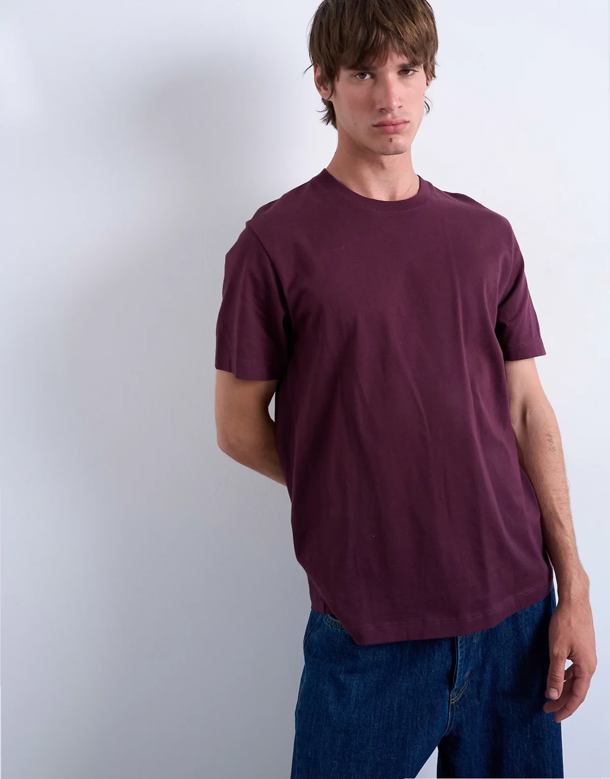 – Ciemnobordowy T-shirt o klasycznym kroju