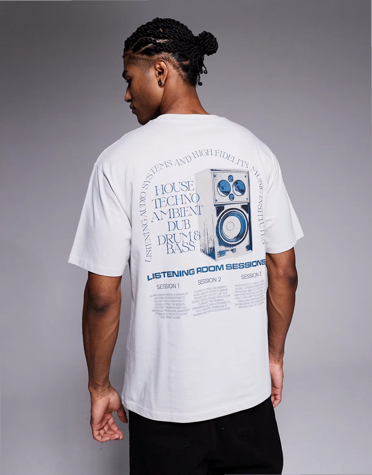– Szary T-shirt oversize z grafiką z motywem muzycznym