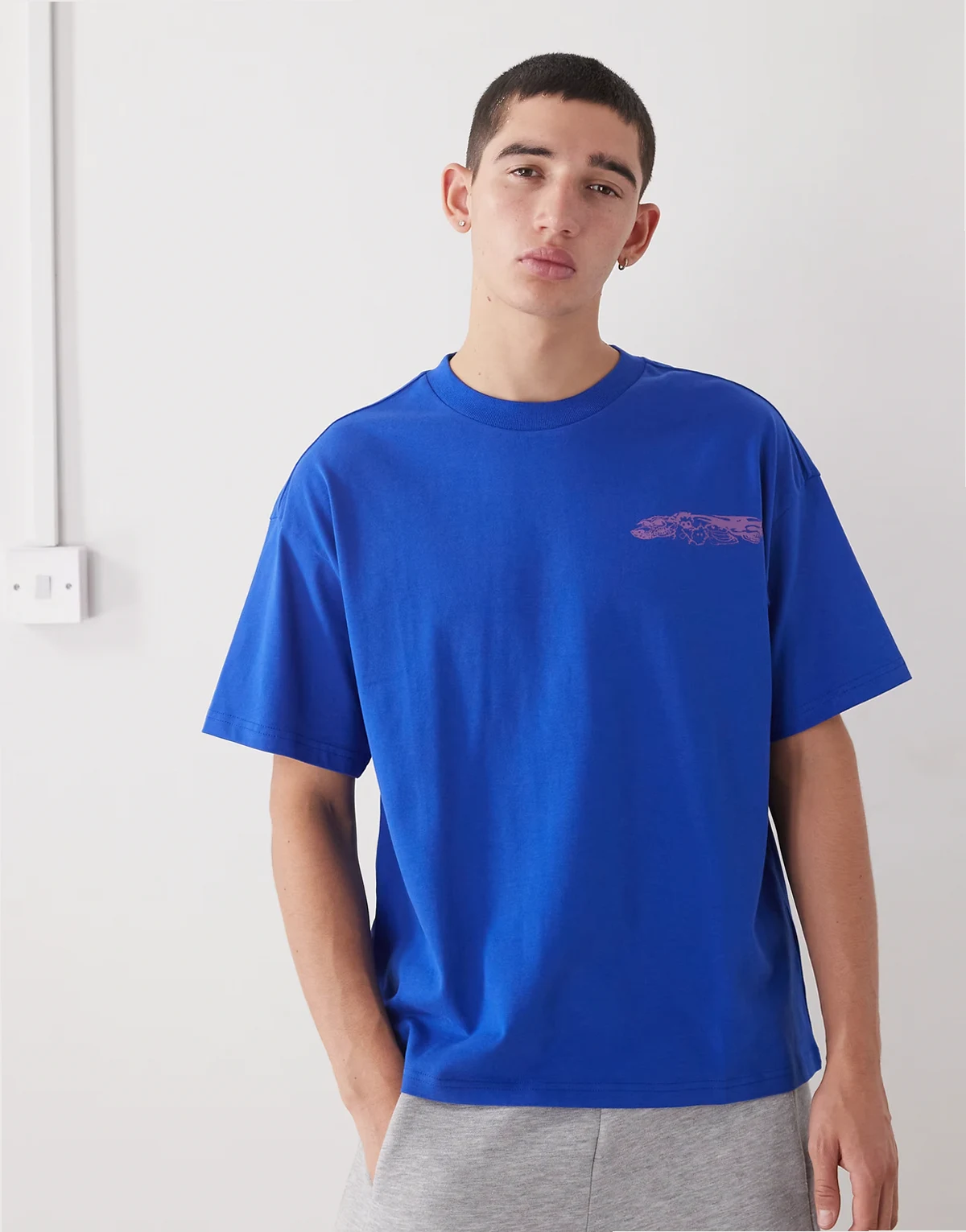 – Kastig geschnittenes T-Shirt in Blau mit Grafikprint