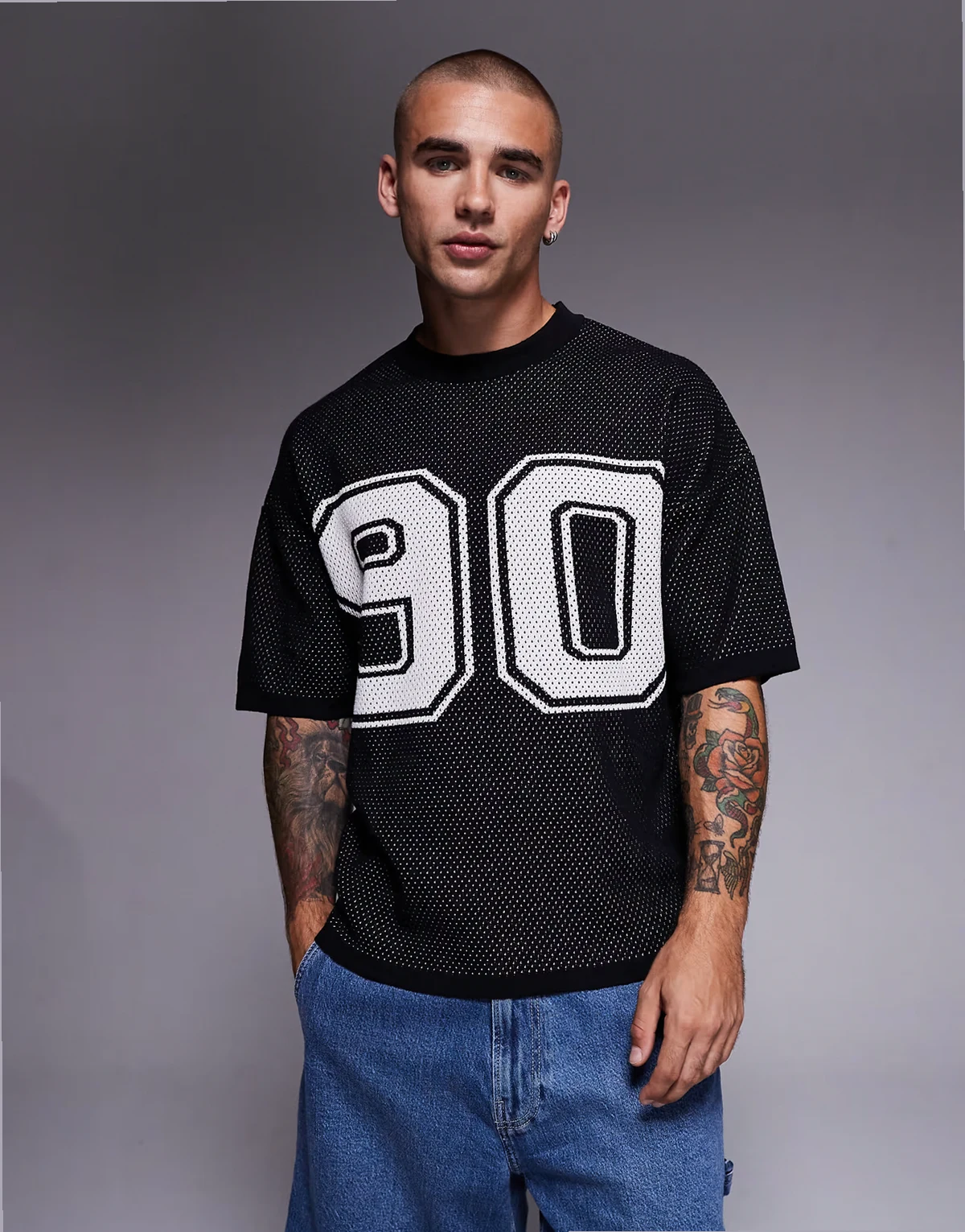 – Czarny T-shirt o luźnym pudełkowym kroju z siateczki airtex z grafiką 90