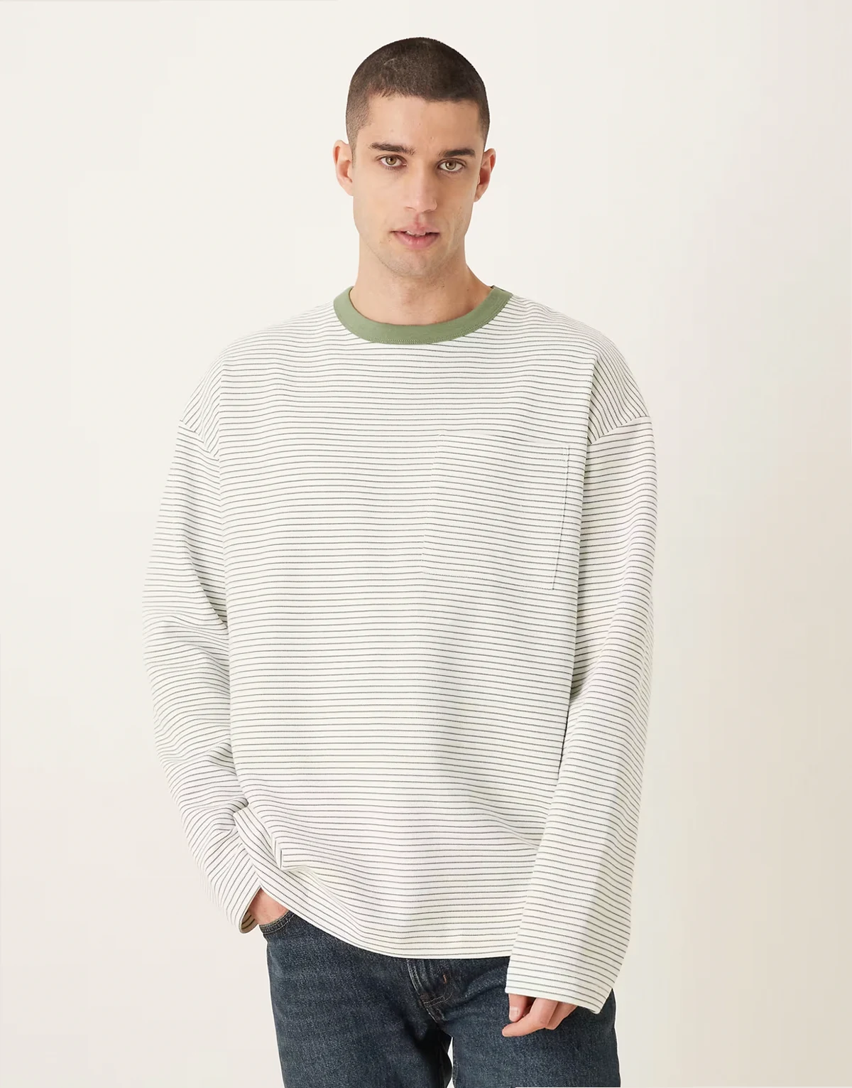 – Gruby fakturowany T-shirt oversize z długimi rękawami w zielone paski