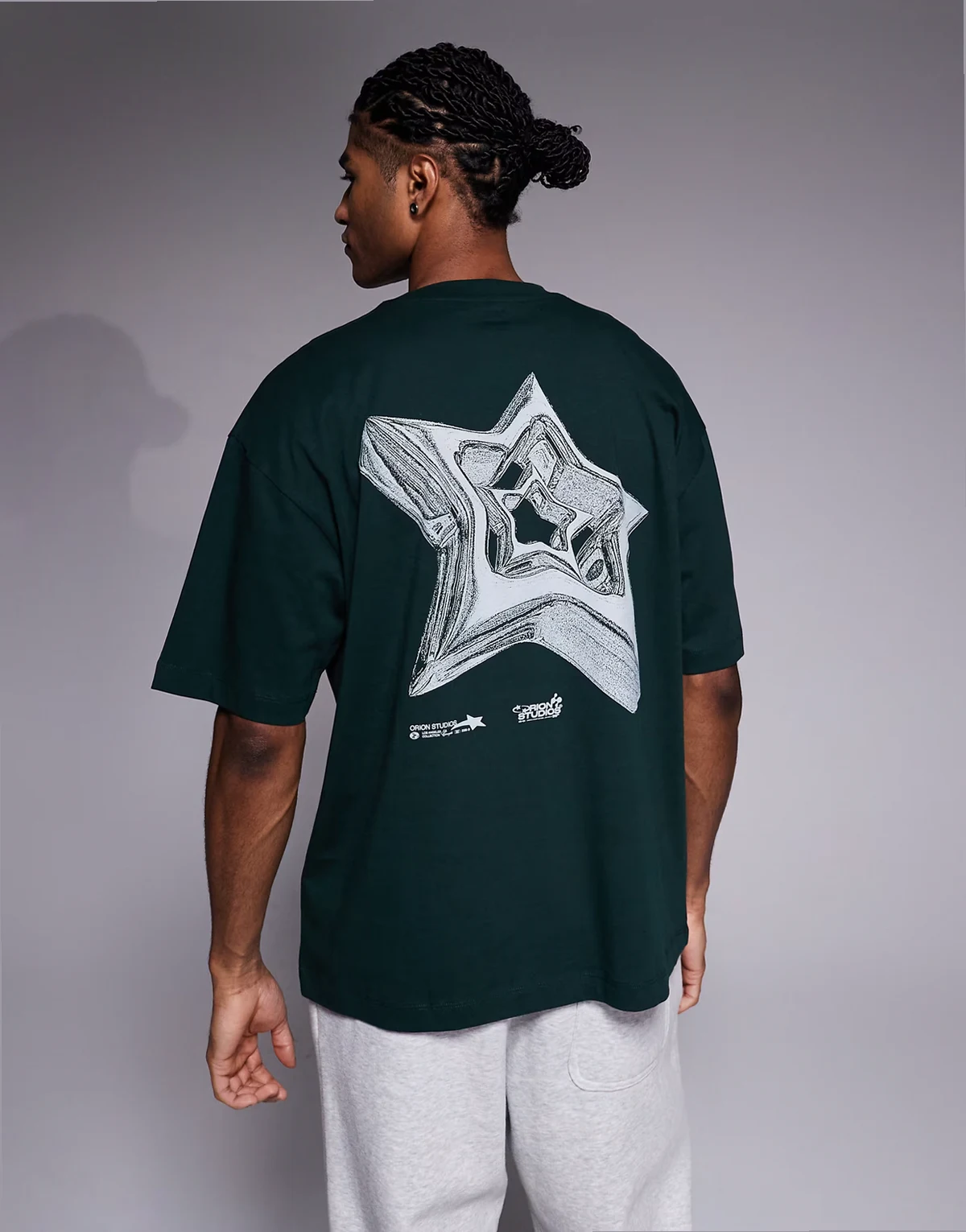 – Ciemnozielony T-shirt oversize z grafiką z gwiazdą