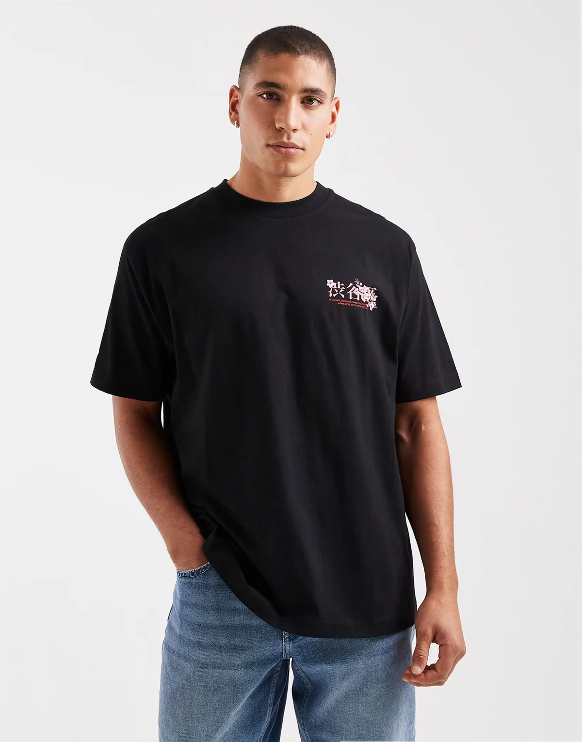 – Czarny T-shirt o luźnym kroju z kwiatową grafiką na piersi