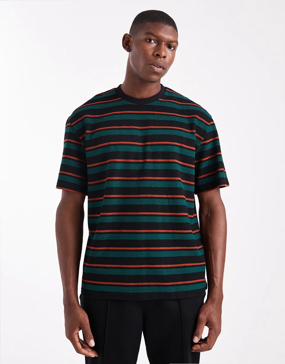 – Czarno-zielony T-shirt o pudełkowym kroju w paski