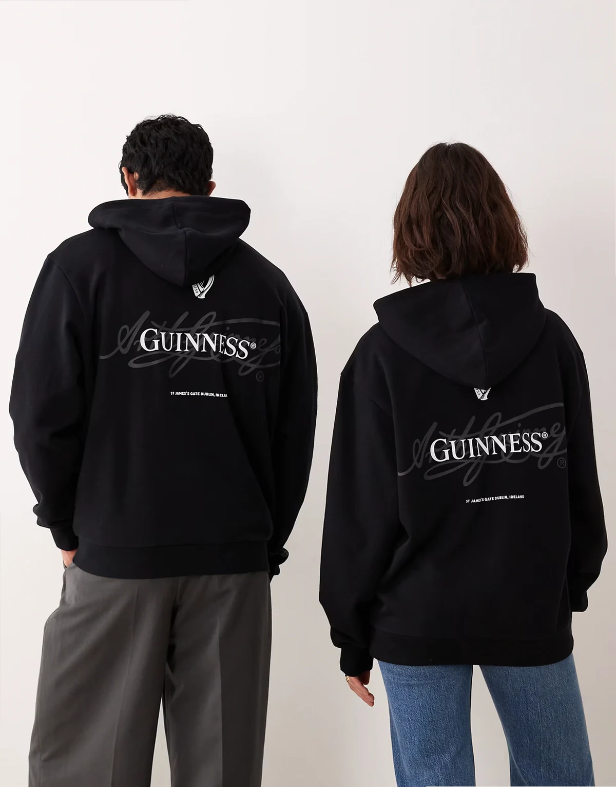– Czarna bluza z kapturem o luźnym kroju z motywem Guinness
