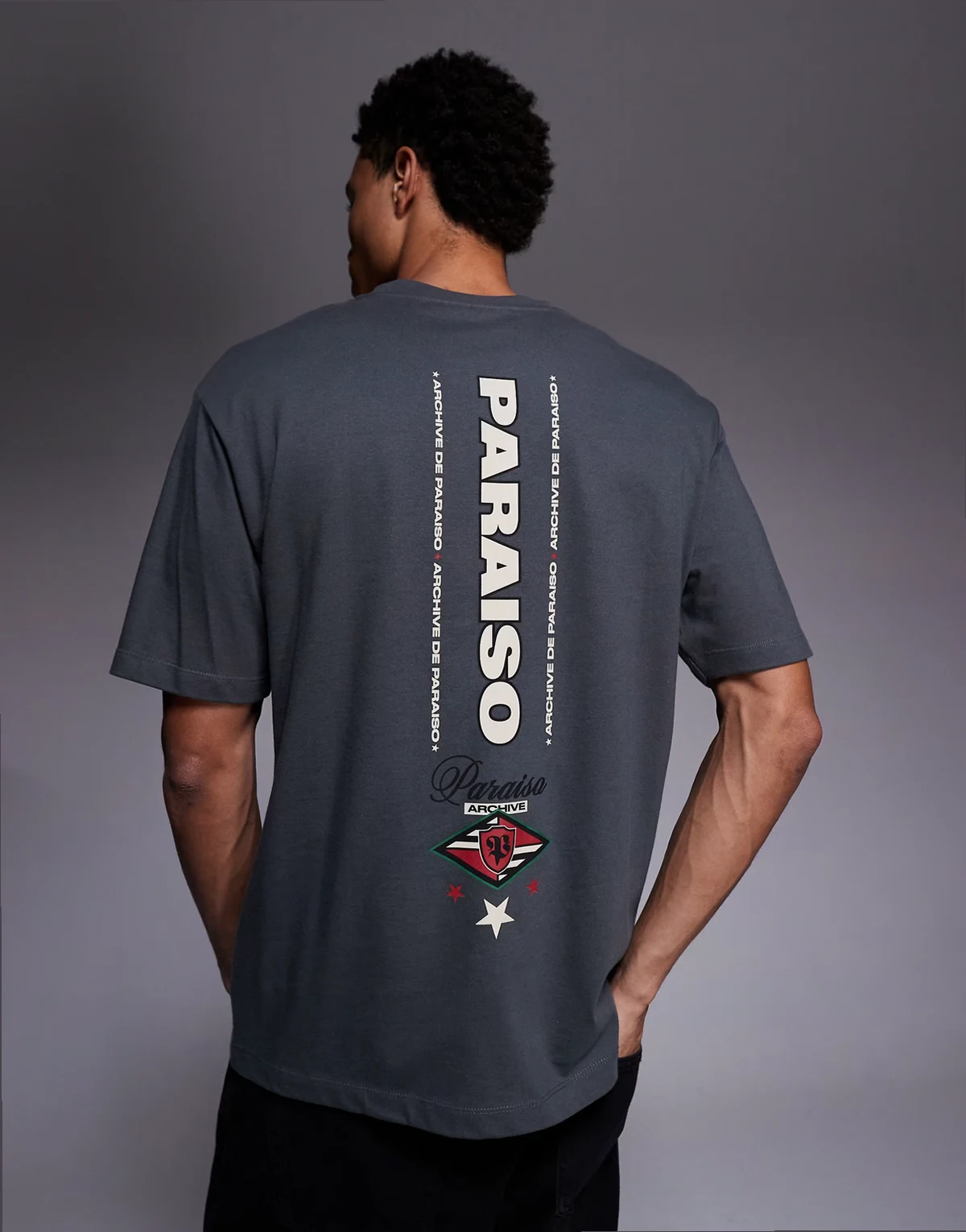 – Ciemnoszary T-shirt o luźnym kroju z napisem i grafiką na plecach