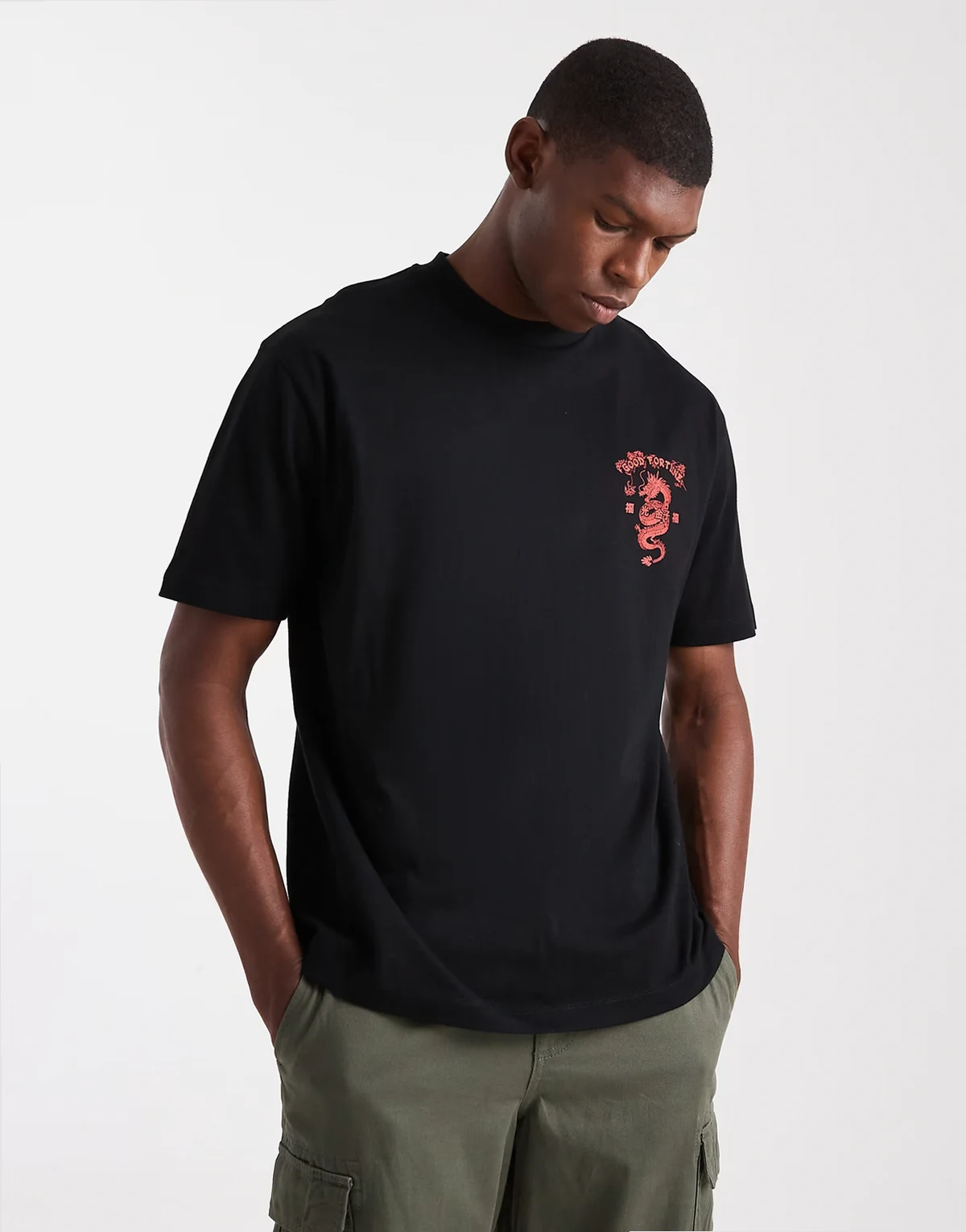 – Czarny T-shirt o luźnym kroju z grafiką smoka na piersi