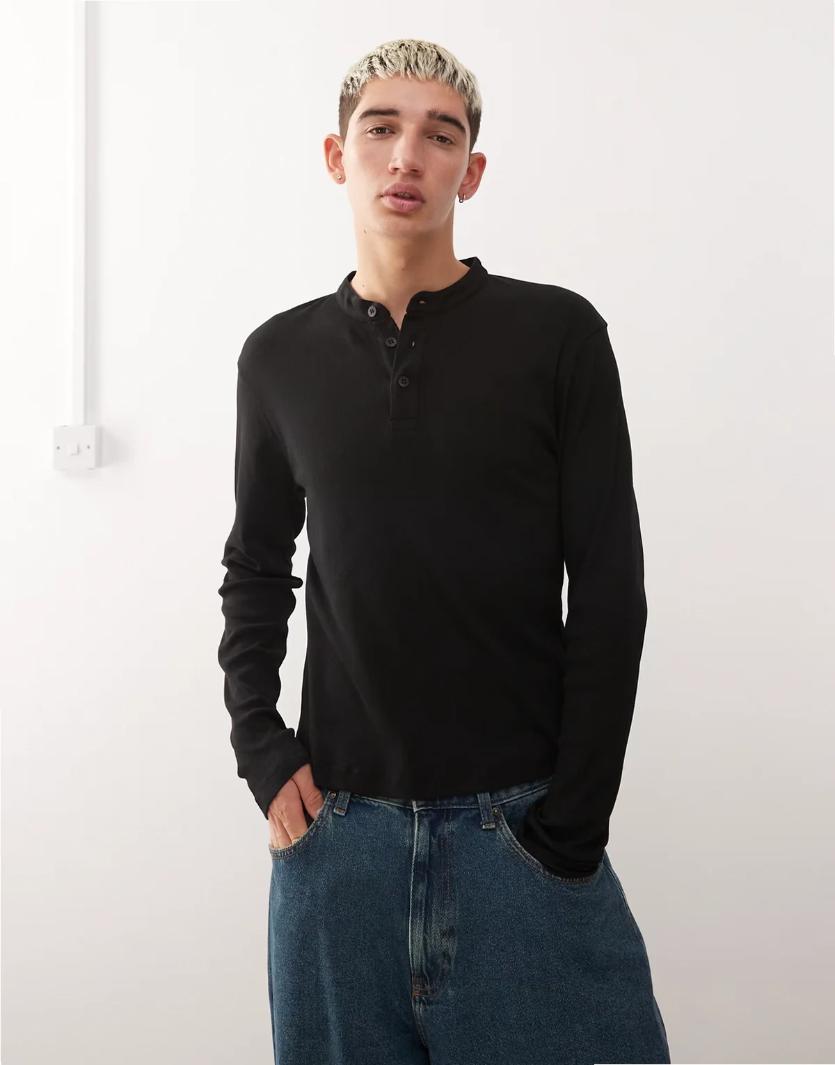 – Czarny T-shirt o kroju podkreślającym sylwetkę z dekoltem henley i długimi rękawami