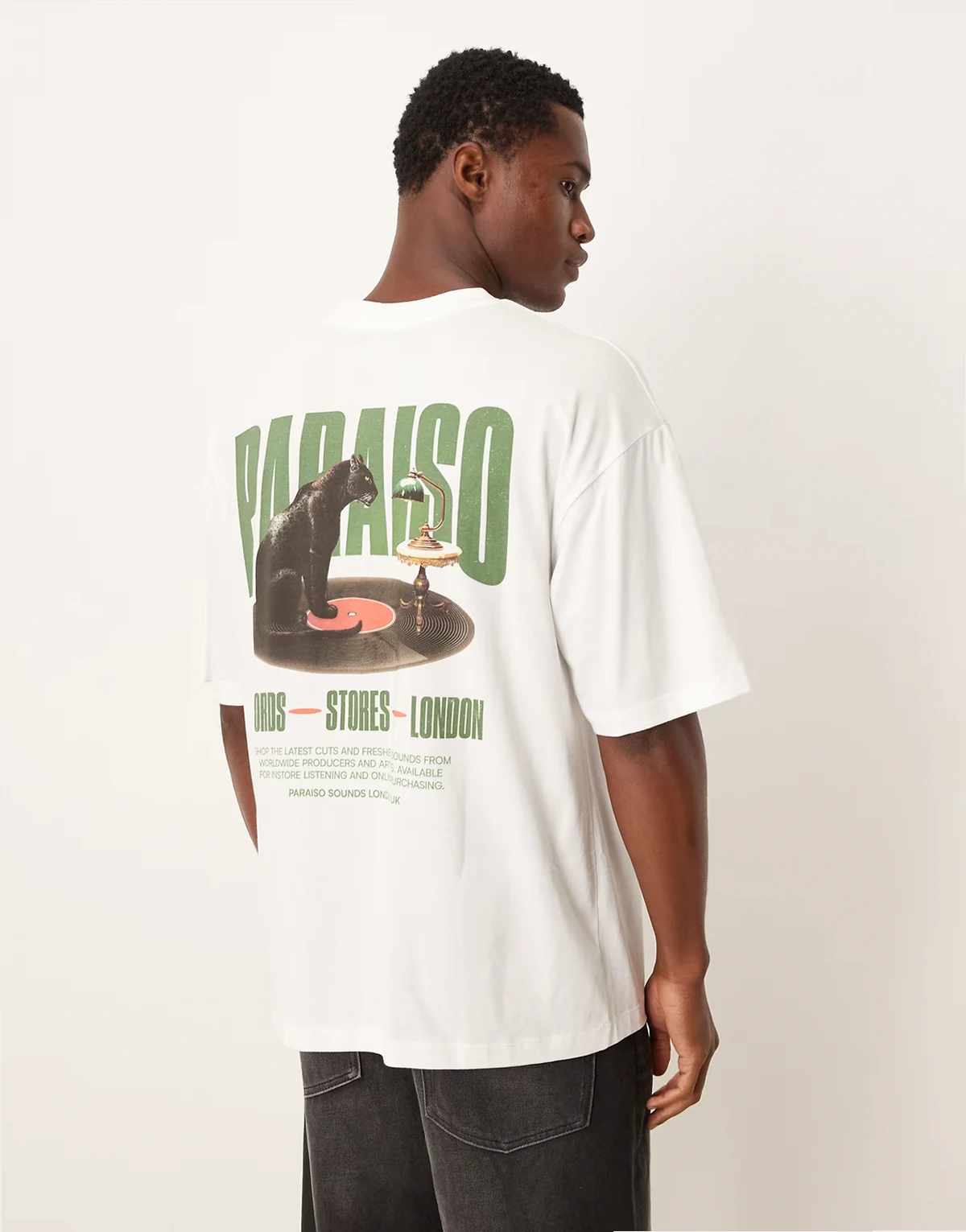 – Biały T-shirt oversize z grafiką z panterą