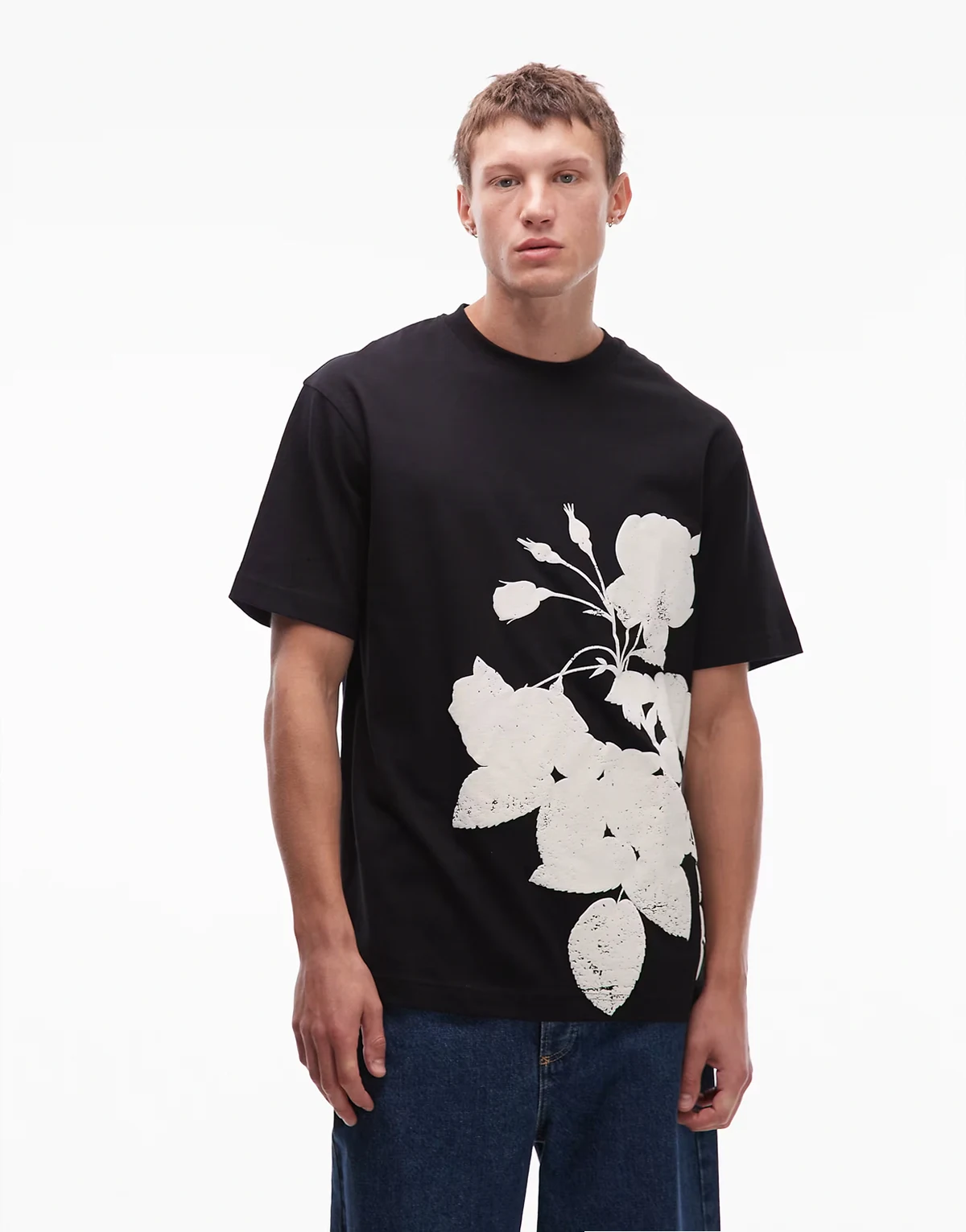 – Czarny, luźny T-shirt z białym nadrukiem kwiatów