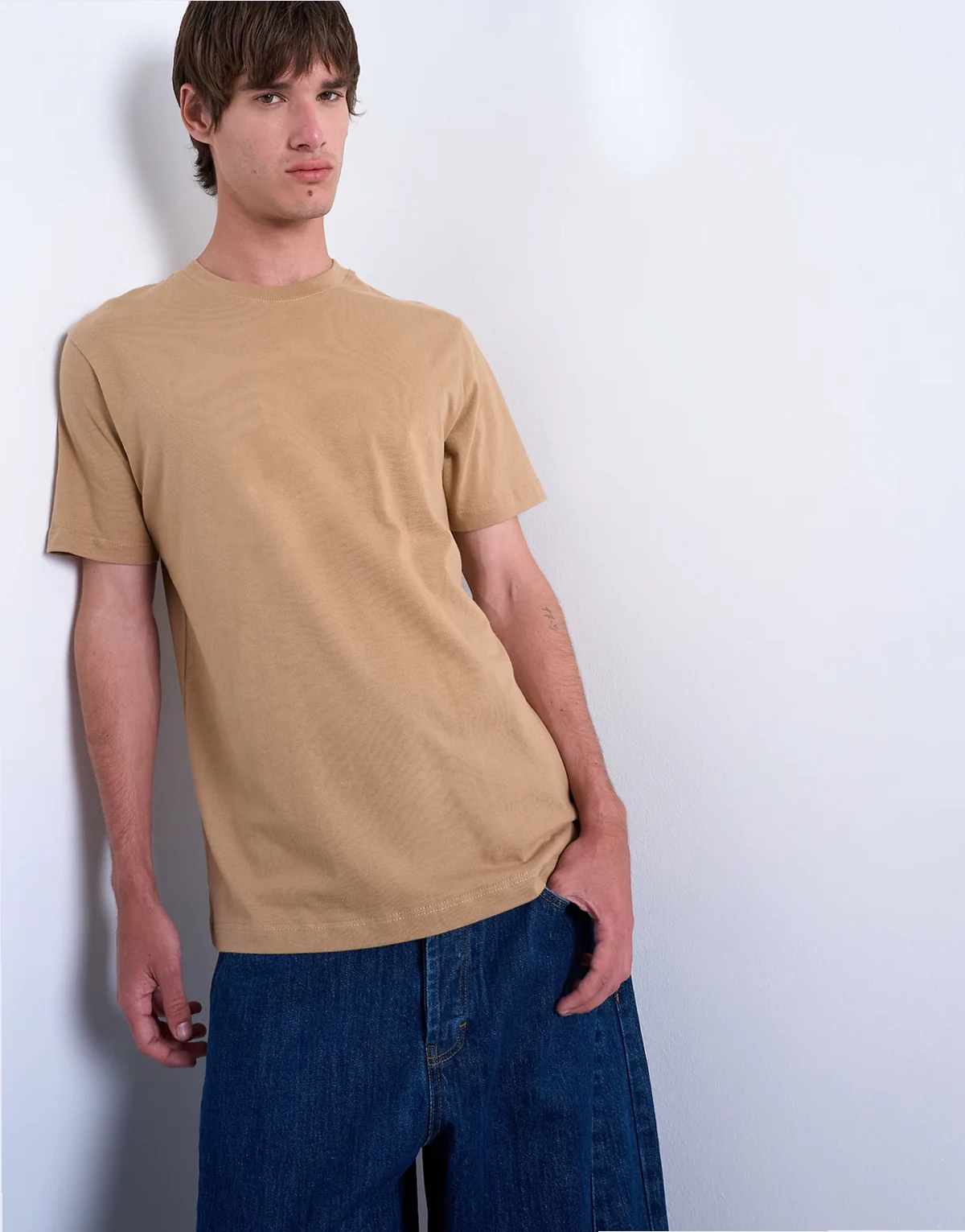 – Ciemnoszarobeżowy T-shirt o klasycznym kroju