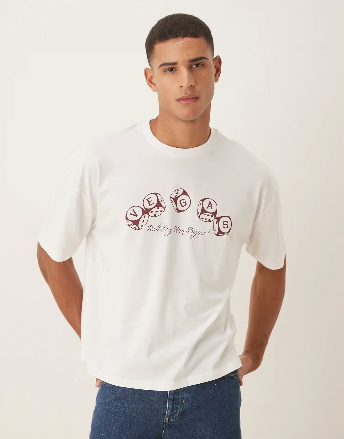 – Biały pudełkowy T-shirt oversize z kreskówkową grafiką