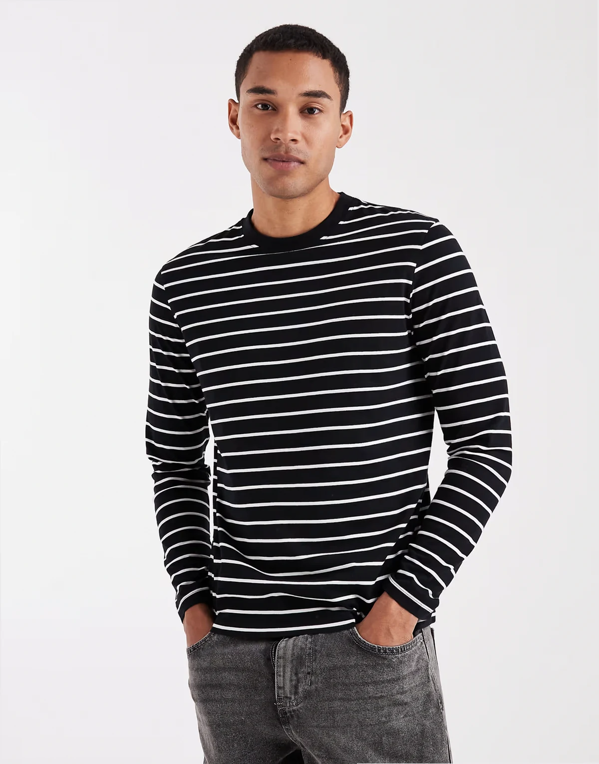 – Czarny T-shirt z długimi rękawami w paski w kolorze écru