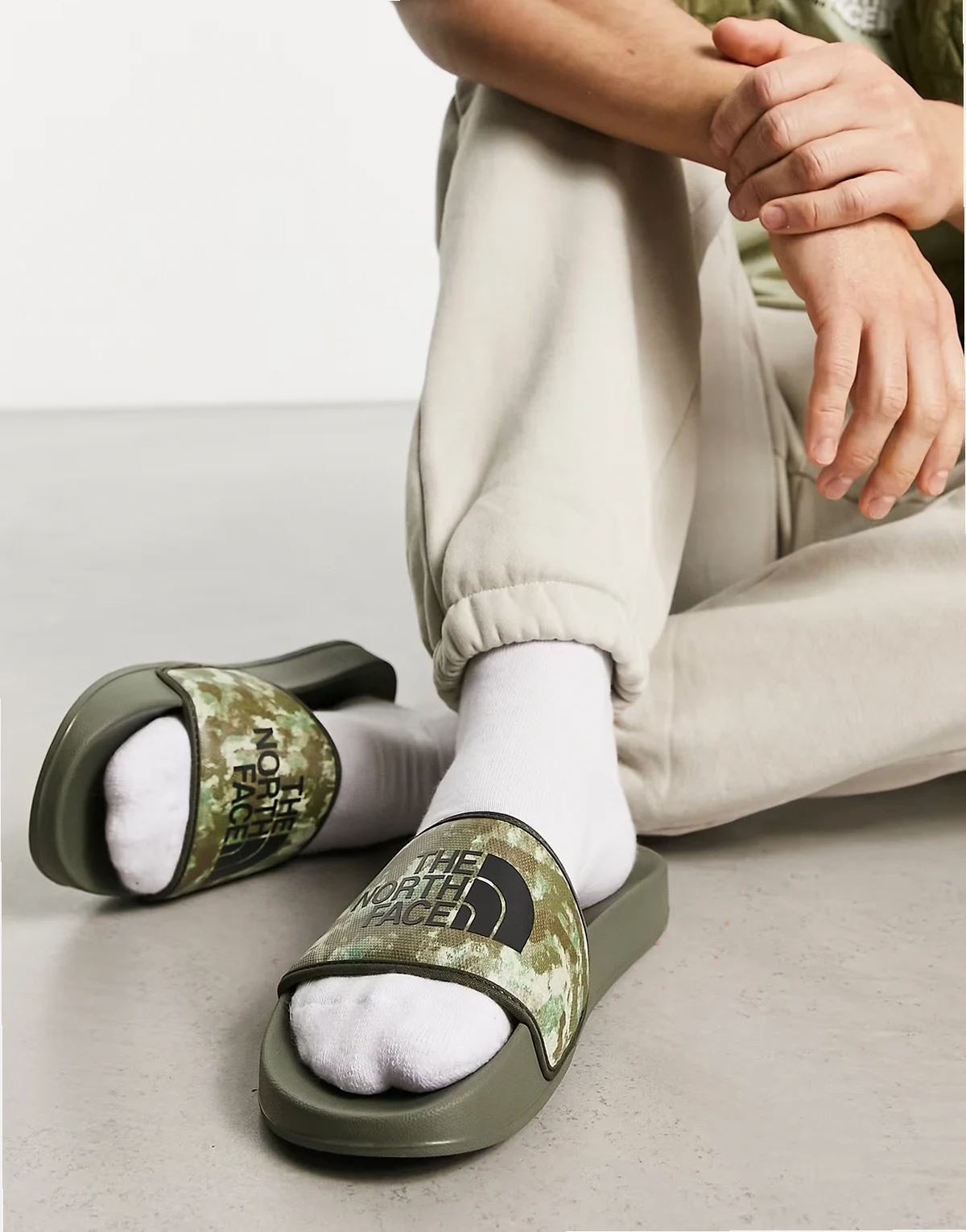 – Base Camp III – Slider in Military-Muster