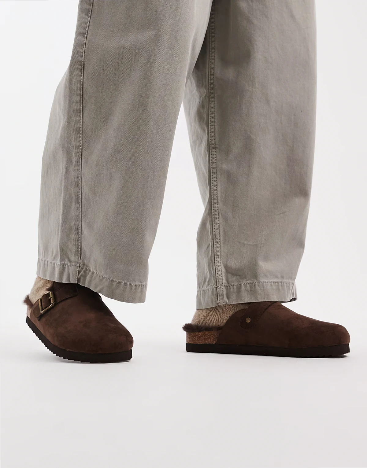 – Brązowe klapki loafersy z podszewką ze sztucznego futra