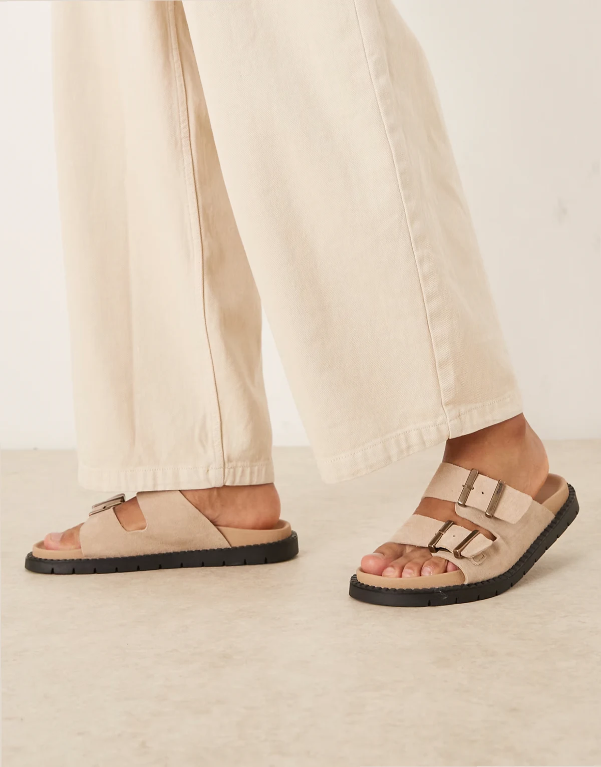 made in Portugal sandals in brown leather with buckle