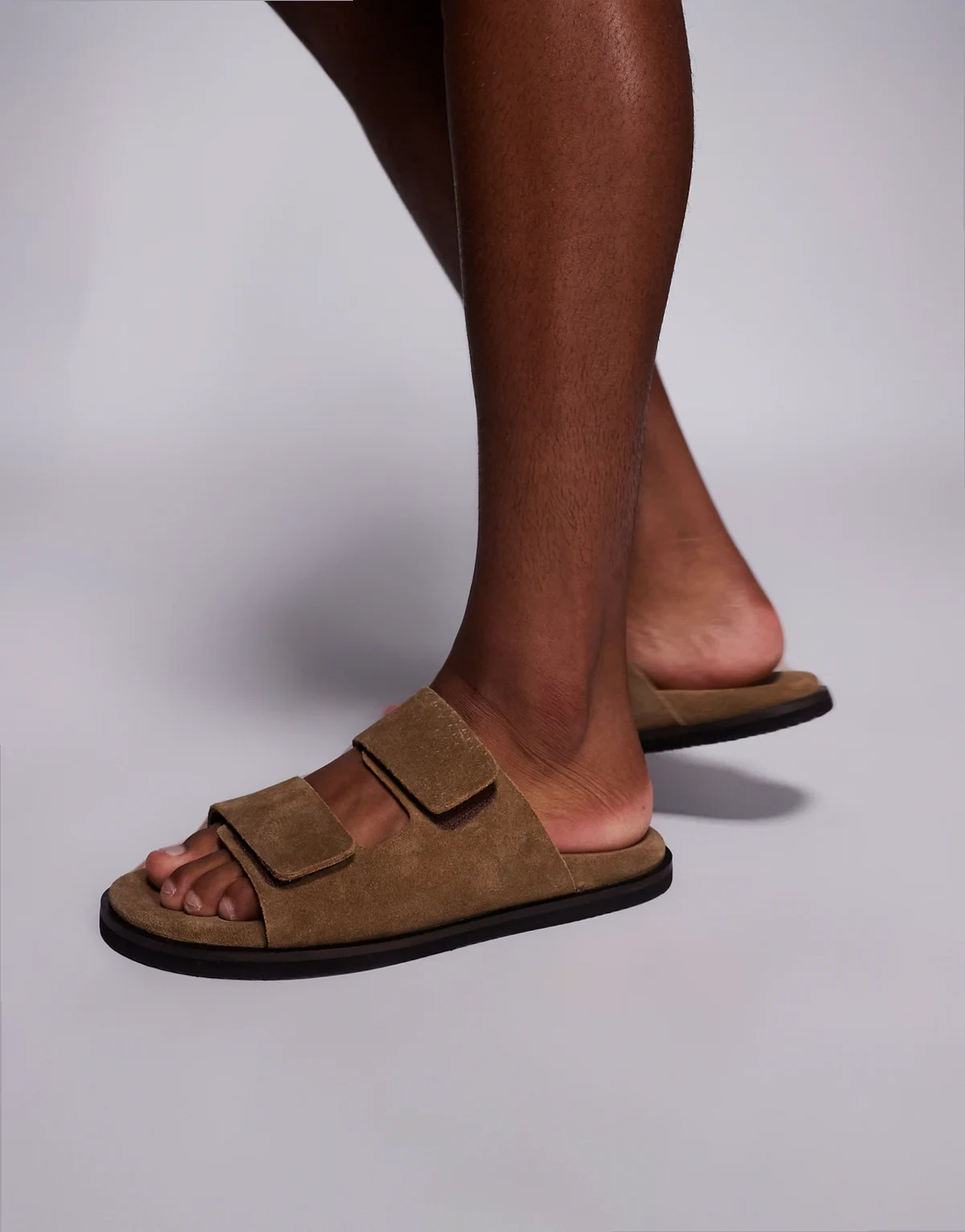 – Sandalen aus Wildleder in Stone mit zwei Riemen