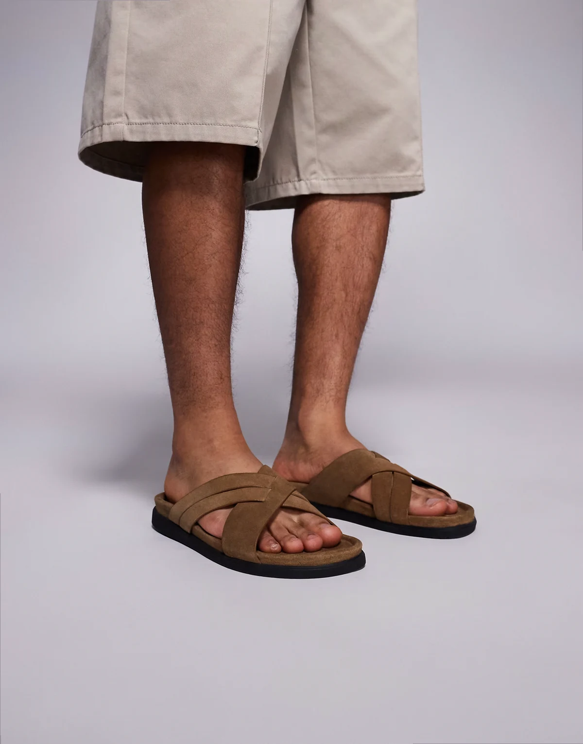 – Sandalen aus Wildleder in Stein mit überkreuztem Riemen