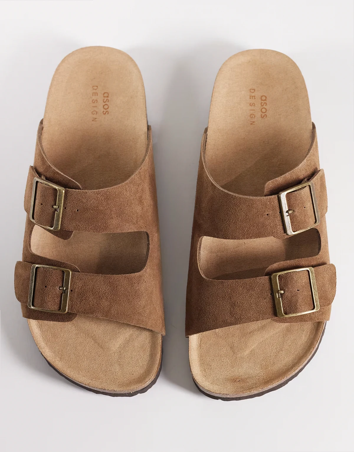 – Sandalen aus verstärktem Wildleder in Maulwurfbraun mit zwei Riemen und Korksohle