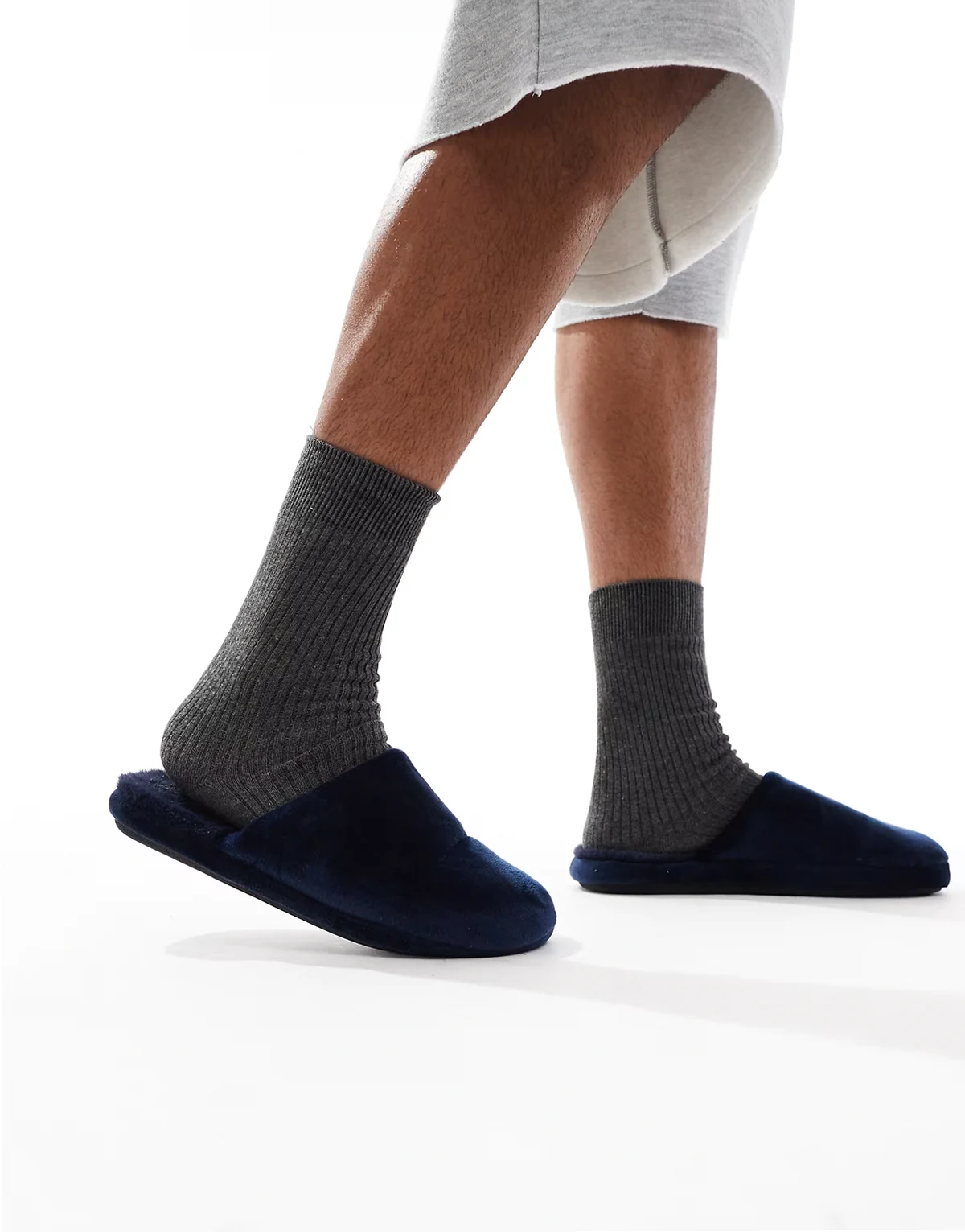 – Wsuwane granatowe kapcie z wyściółką ze sztucznego futra