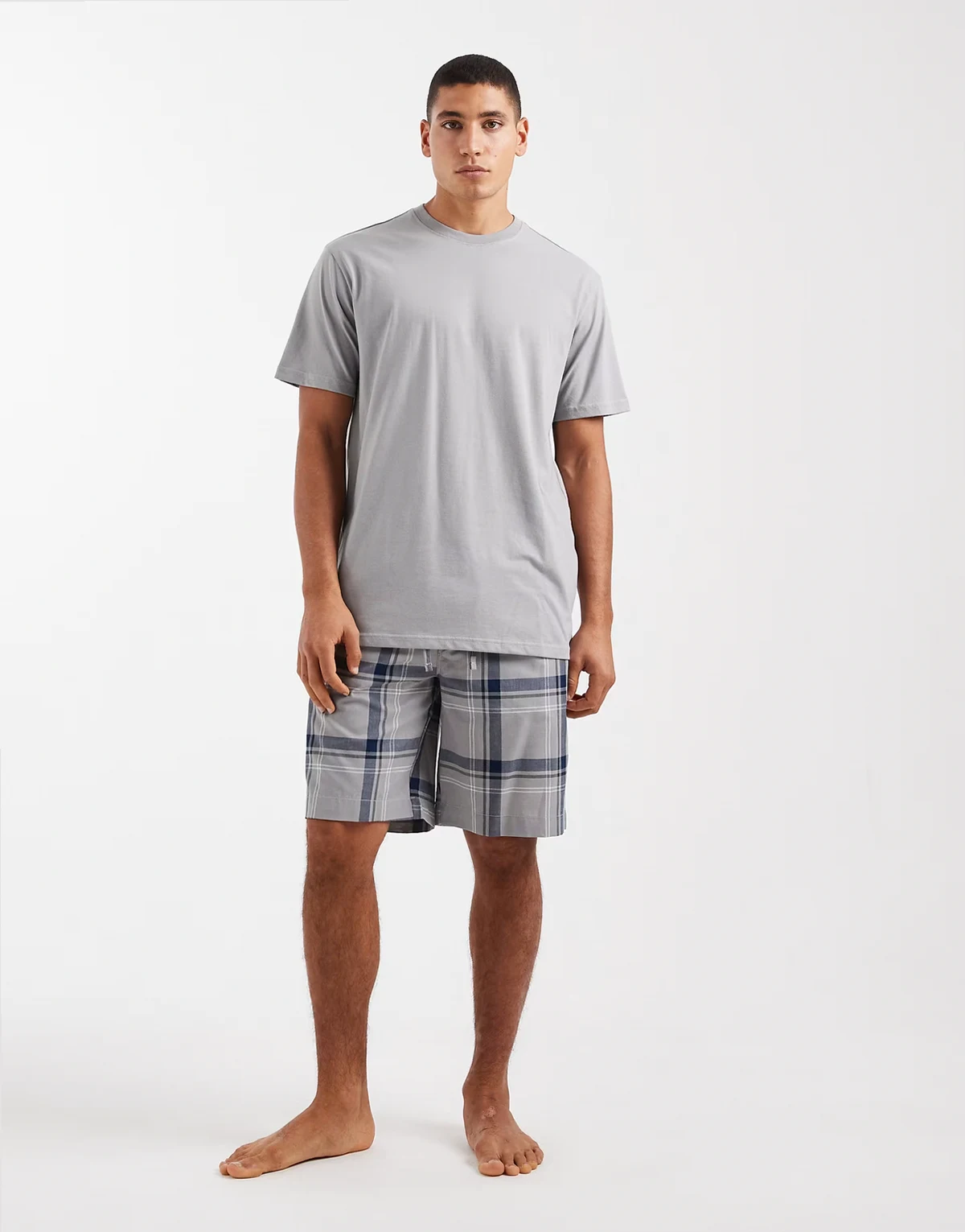 – Piżama w szarą kratę: szorty i T-shirt