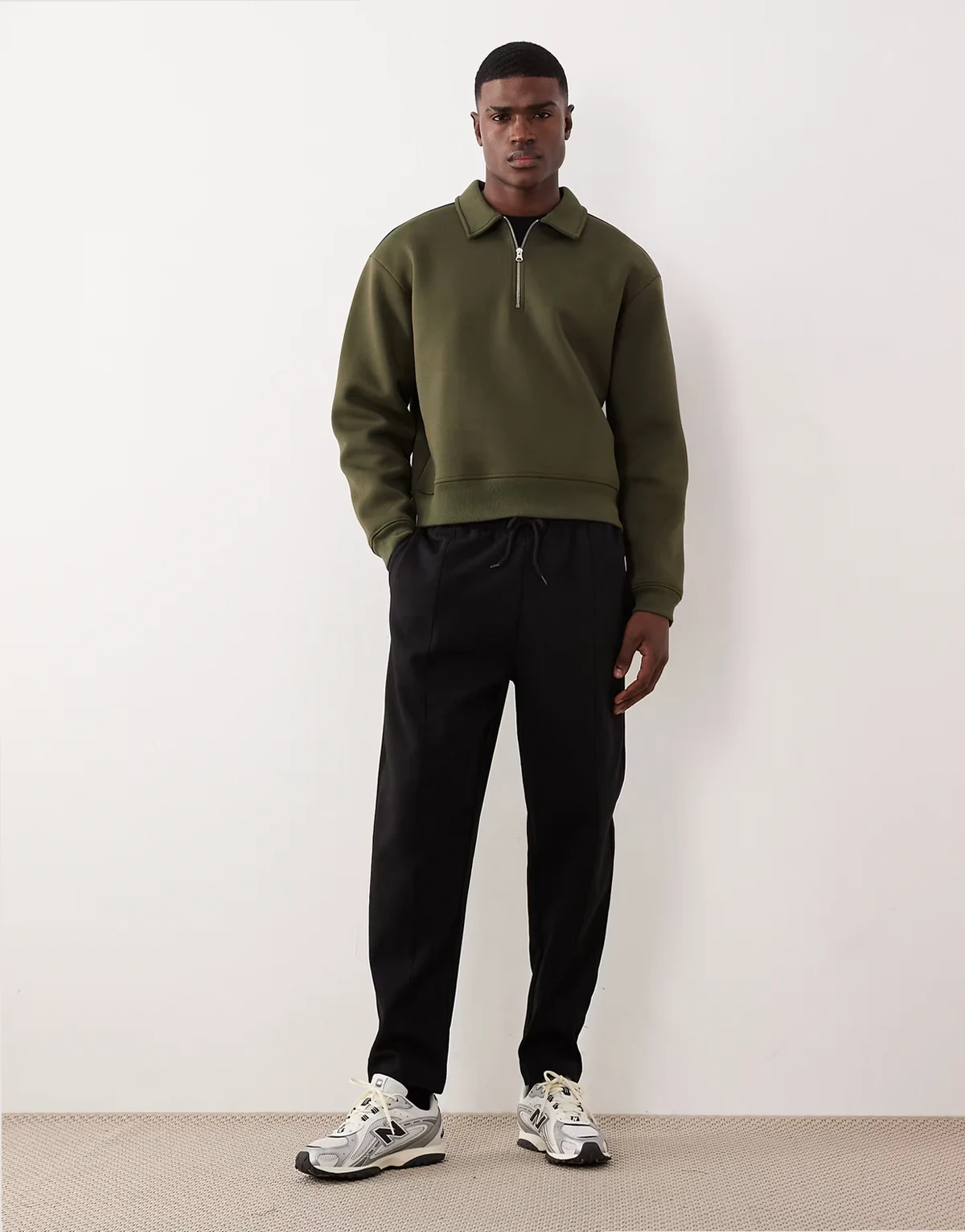 – Czarne zwężane joggersy z zaszewkami