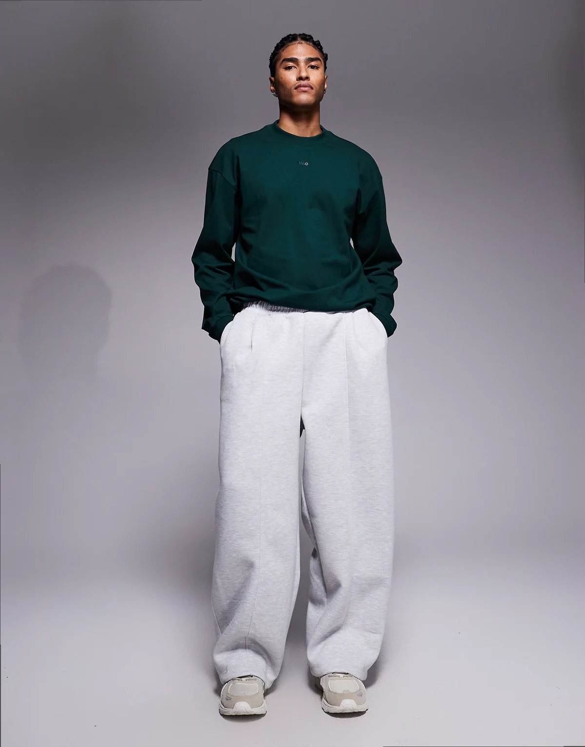 – Jasnoszare joggersy o luźnym kroju z zakładkami z materiału w stylu scuba