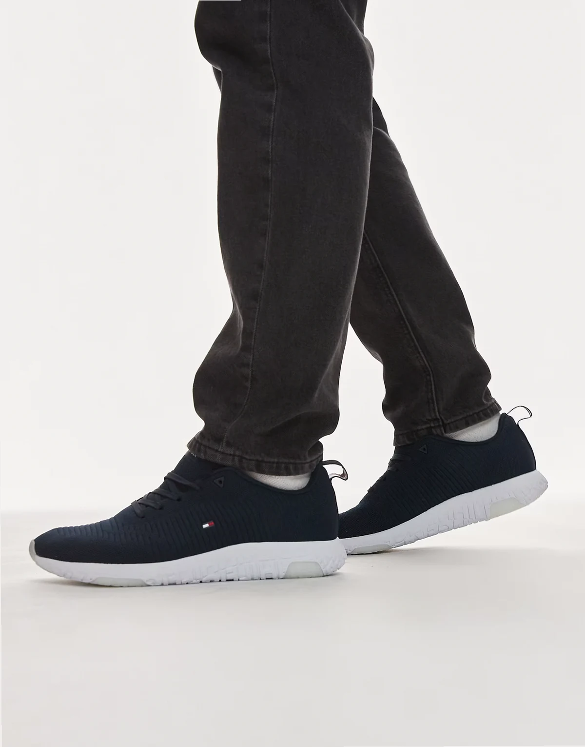 – Czarno-białe dzianinowe buty do biegania