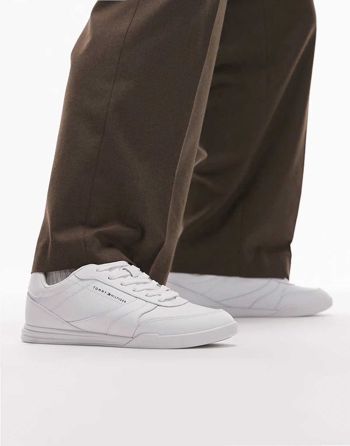 – Sneaker aus Leder in Weiß mit Logo und Gummisohle