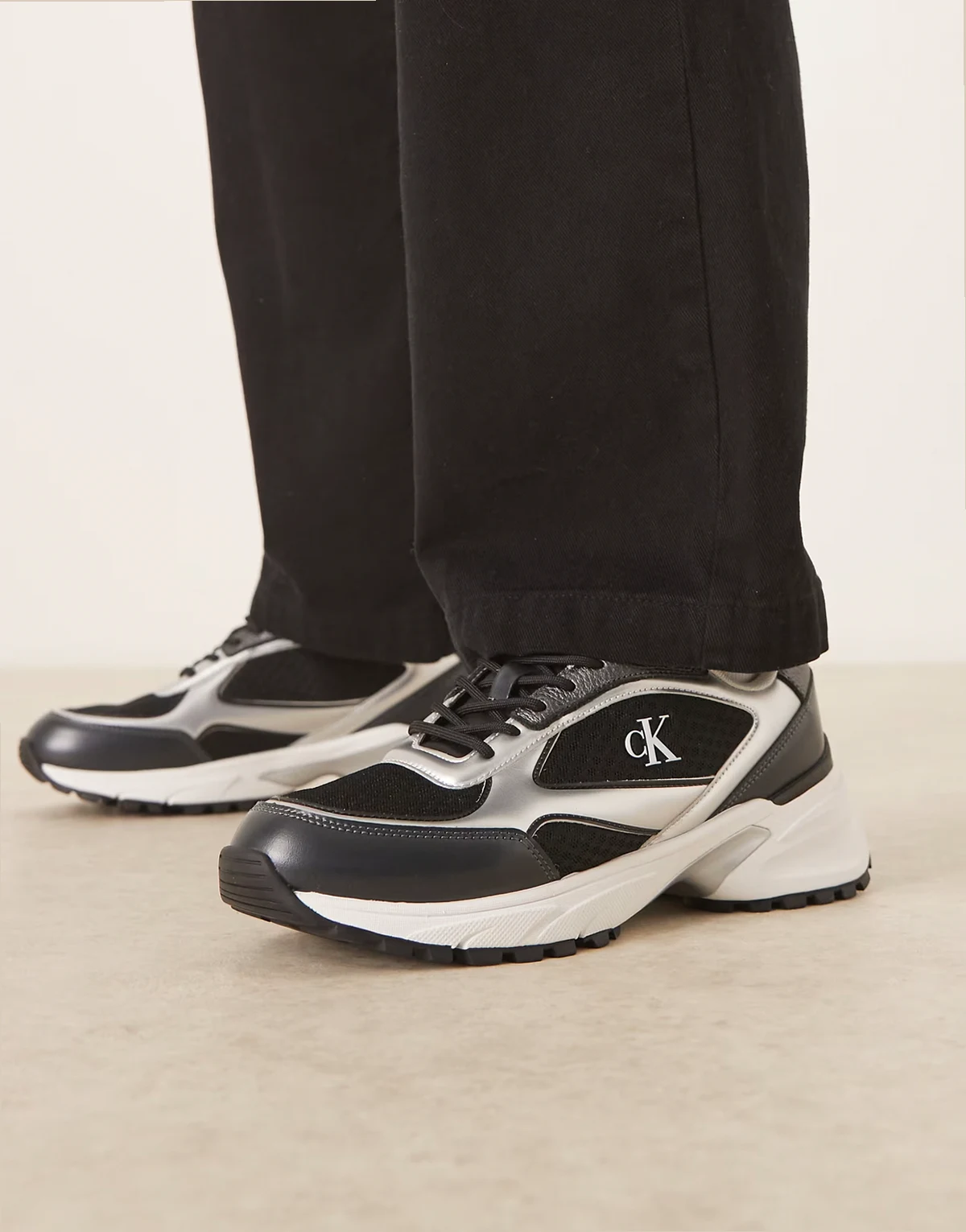 – Hike Runner – Czarno-srebrne sznurowane siateczkowe buty sportowe