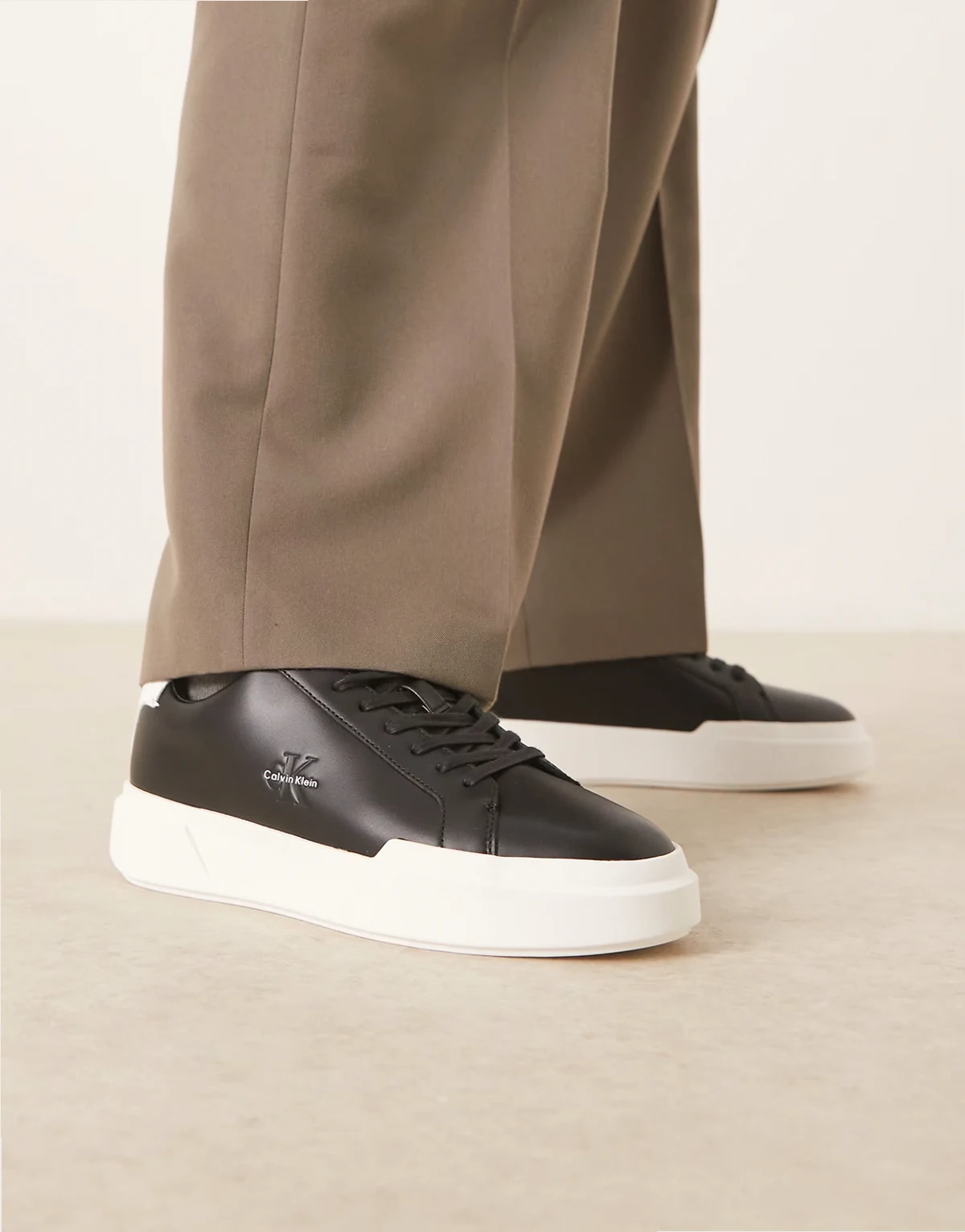 – Czarne sznurowane buty sportowe z monogramem z logo na grubej białej podeszwie typu cupsole