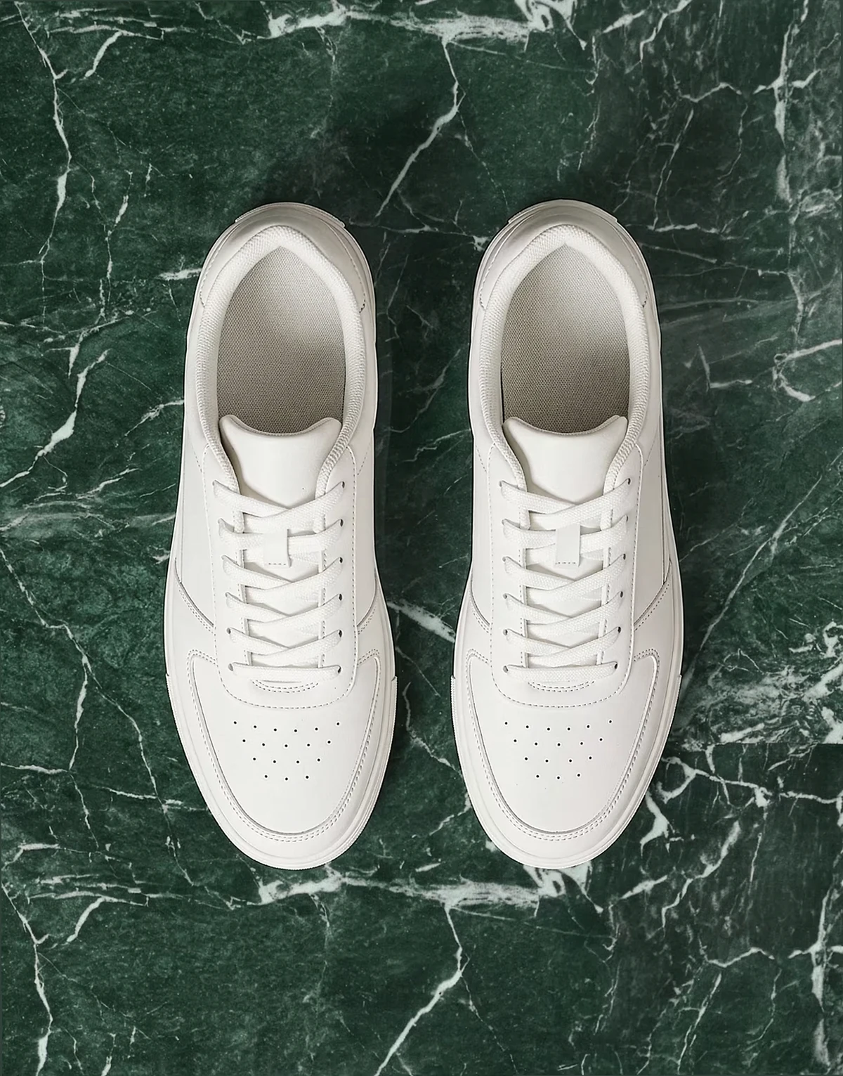 – Białe sznurowane buty sportowe z fakturowanymi wstawkami