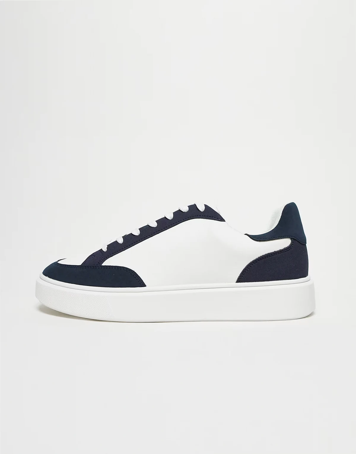 – Geschnürte Sneaker in Weiß mit Einsätzen in Marineblau