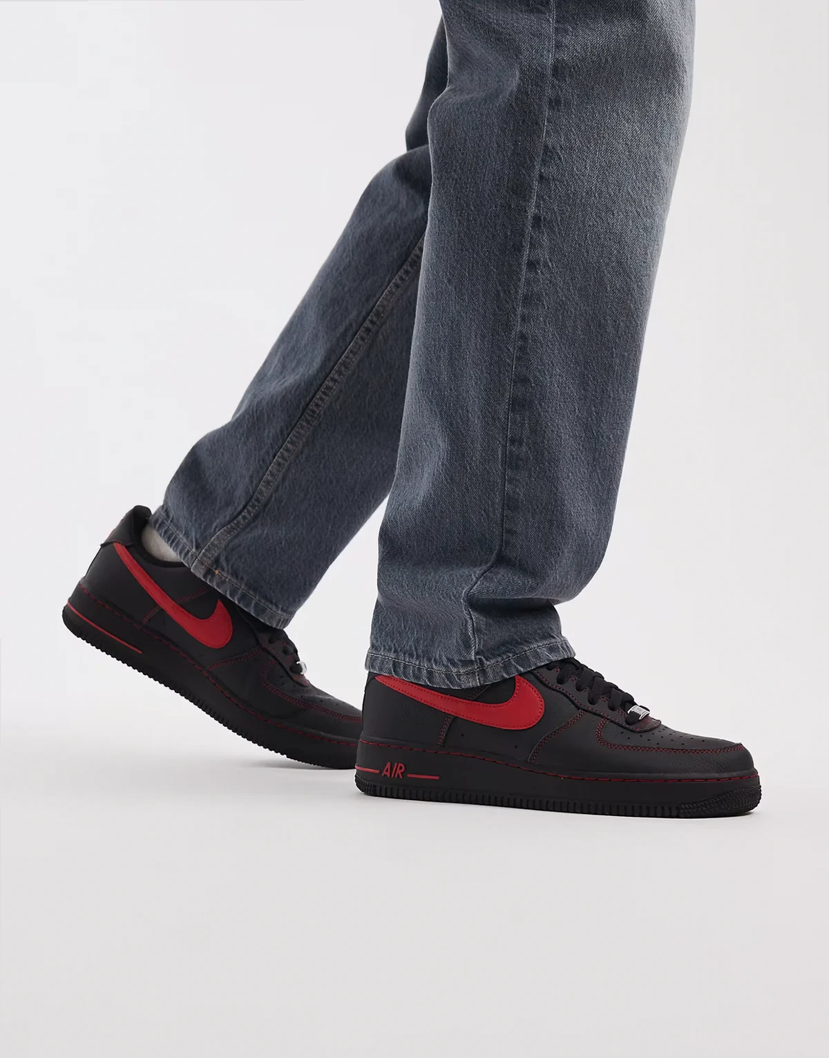 Air Force 1 '07 sneakers in black and red