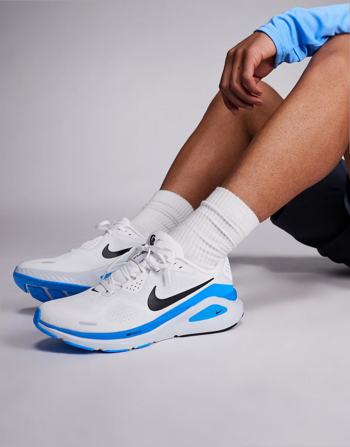 Structure 26 sneakers in white and blue