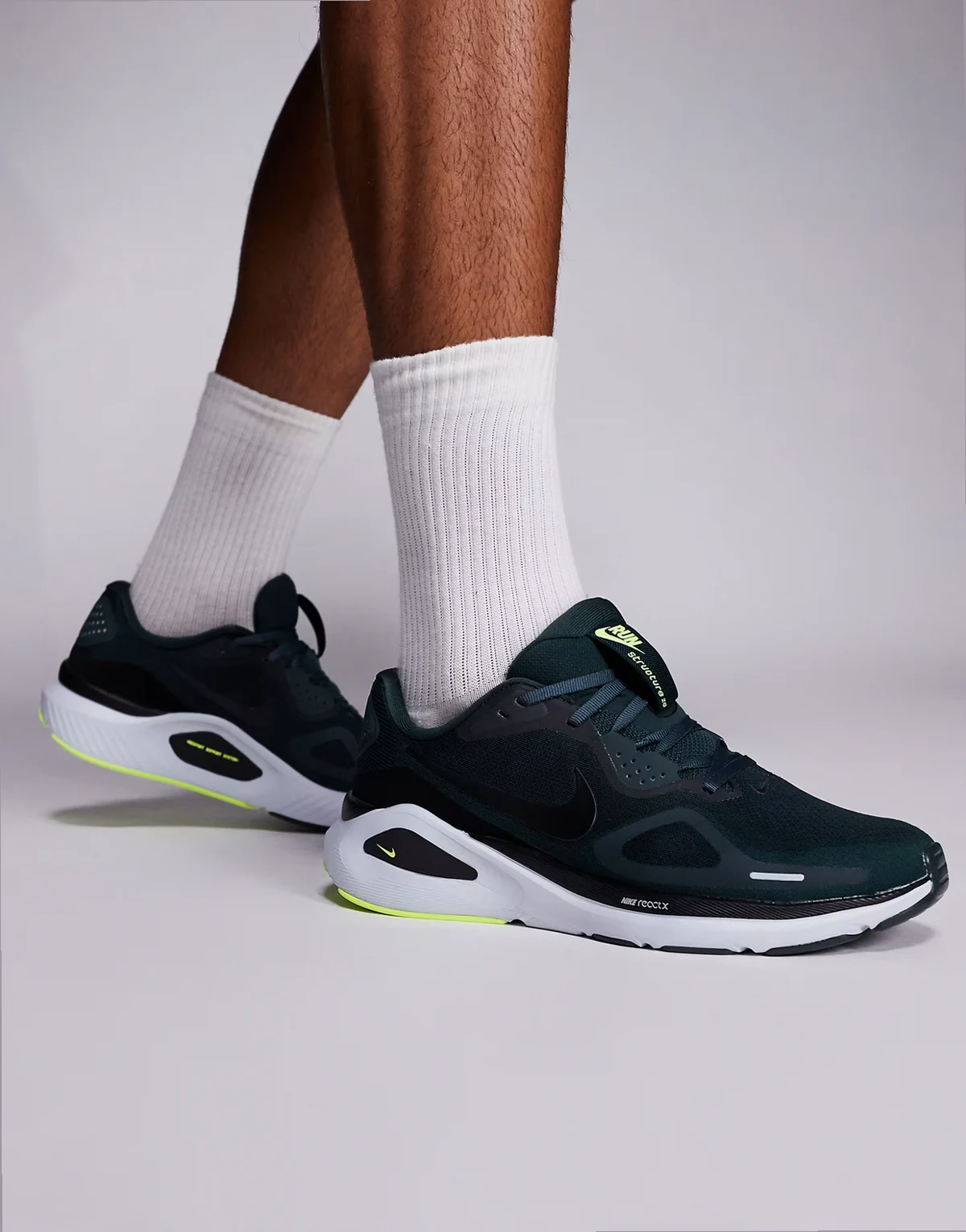 Structure 26 sneakers in dark green