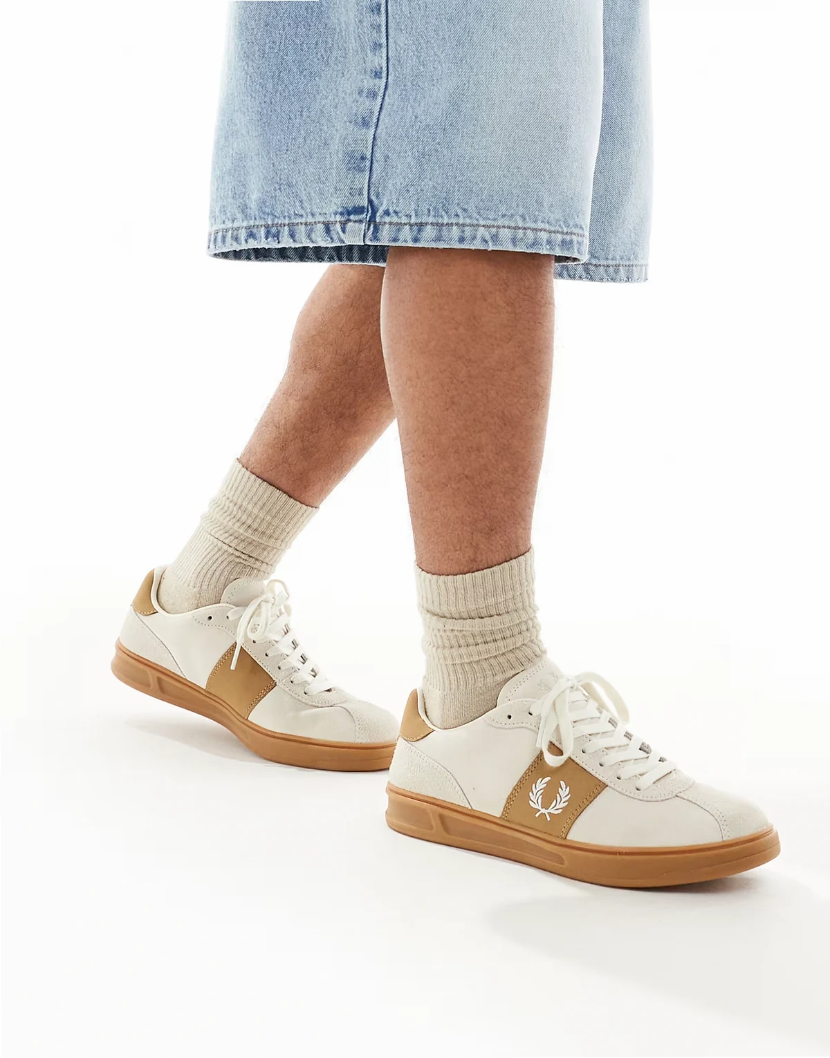 – B4 – Sneaker aus Wildleder in Weiß und Beige