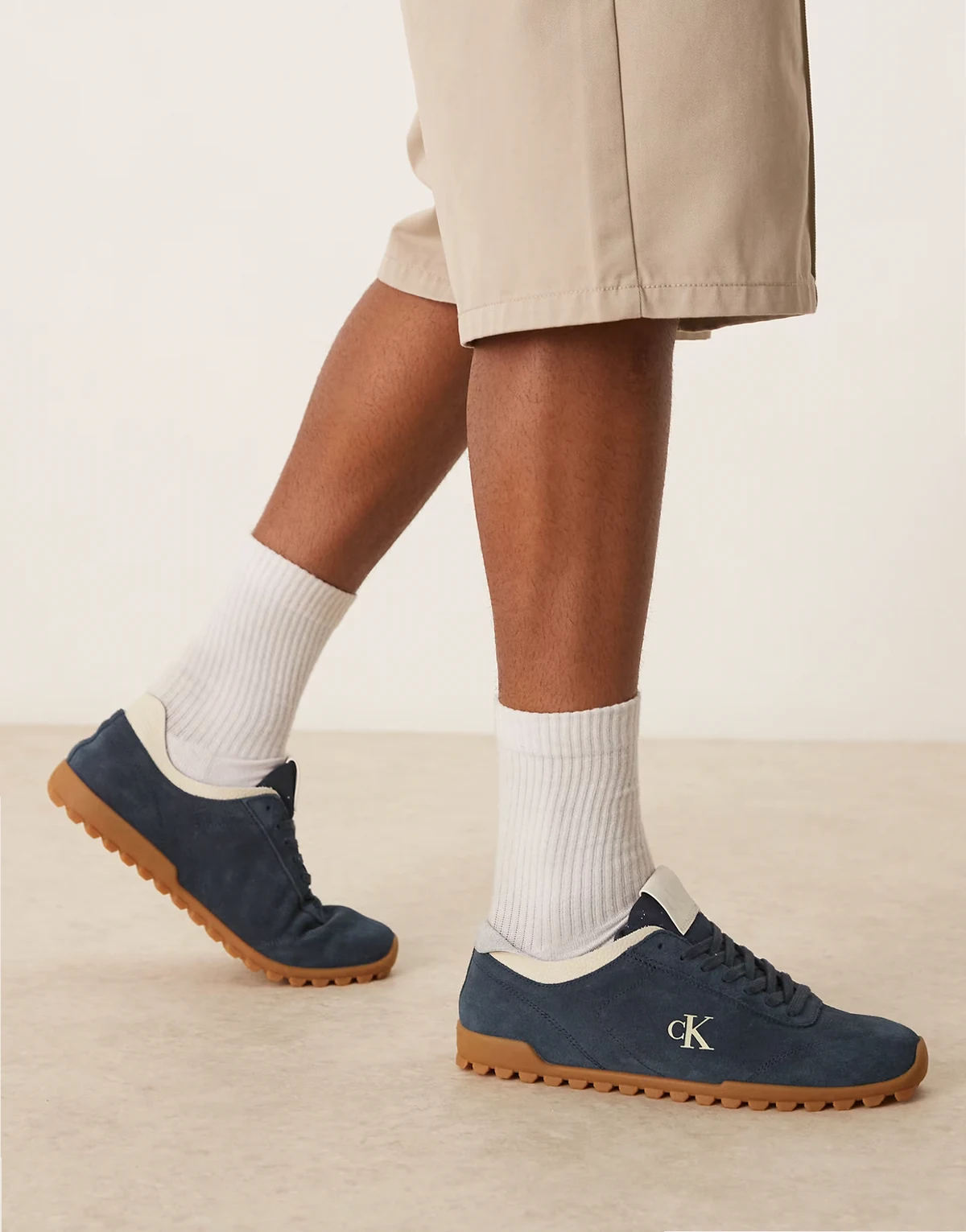 Jeans – Niedrige Laufsneaker aus Wildleder in Marineblau mit Gummi-Sohlenb