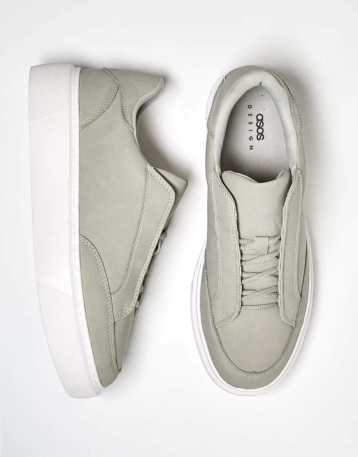 – Sznurowane szare buty sportowe