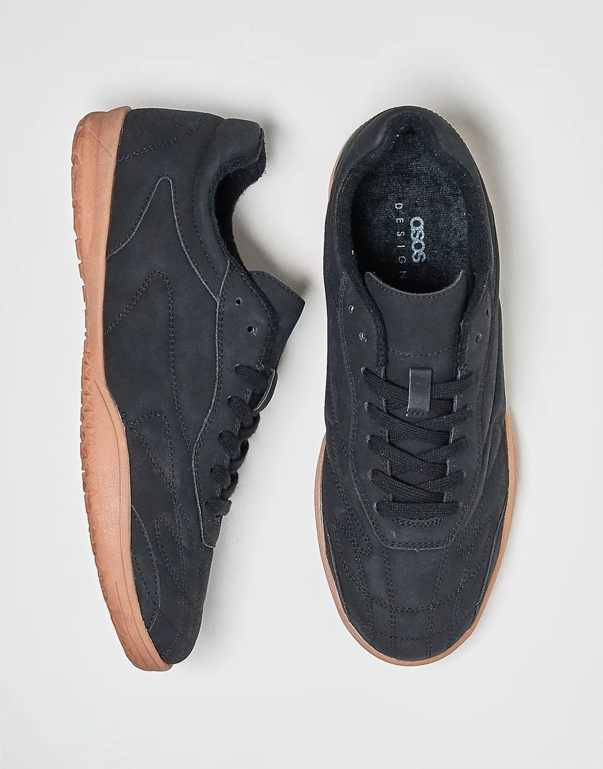 – Czarne sznurowane buty sportowe z przeszyciami w kolorze złamanej bieli