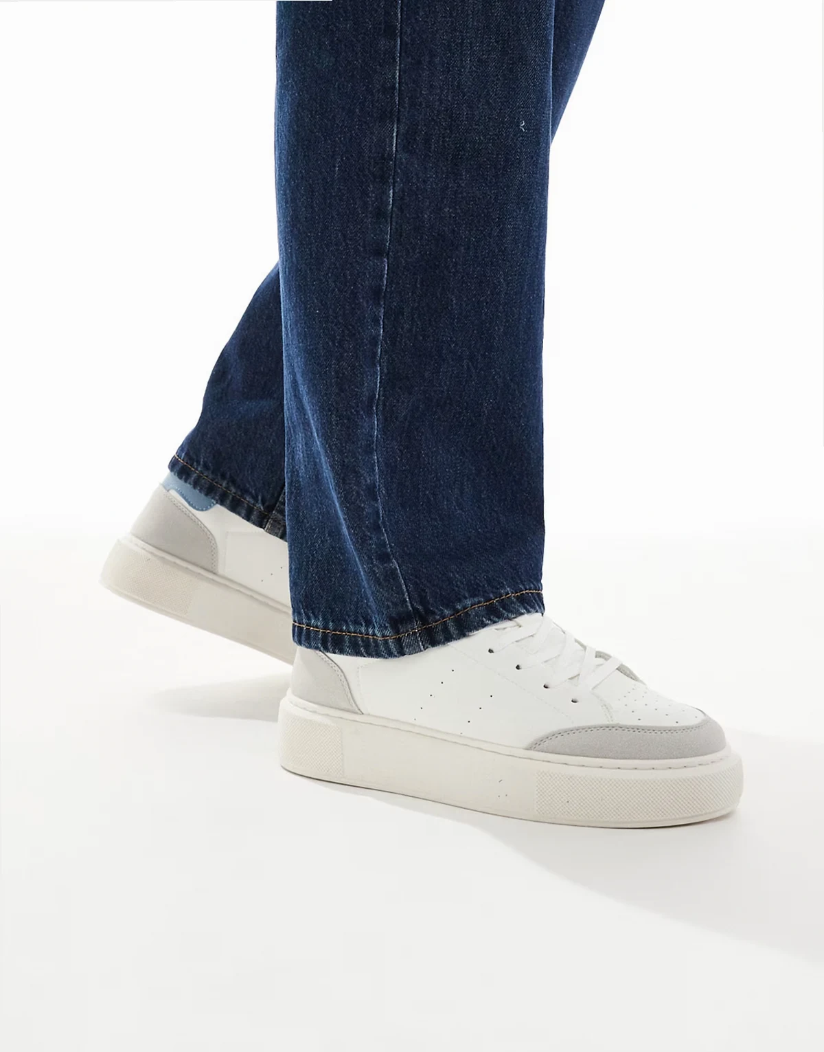 – Biało-niebieskie buty sportowe z zamszem