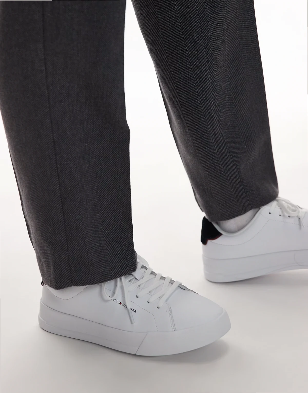 – Biało-granatowe skórzane buty sportowe