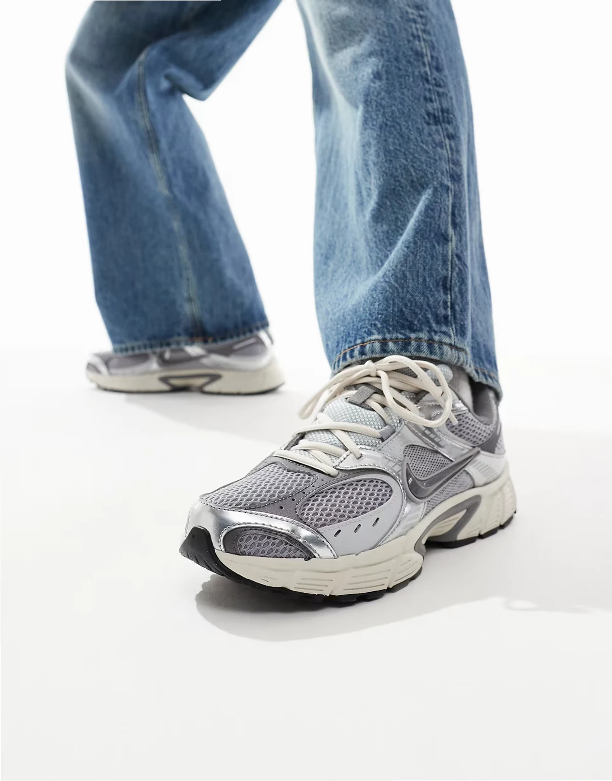 V5 RNR sneakers in gray and silver