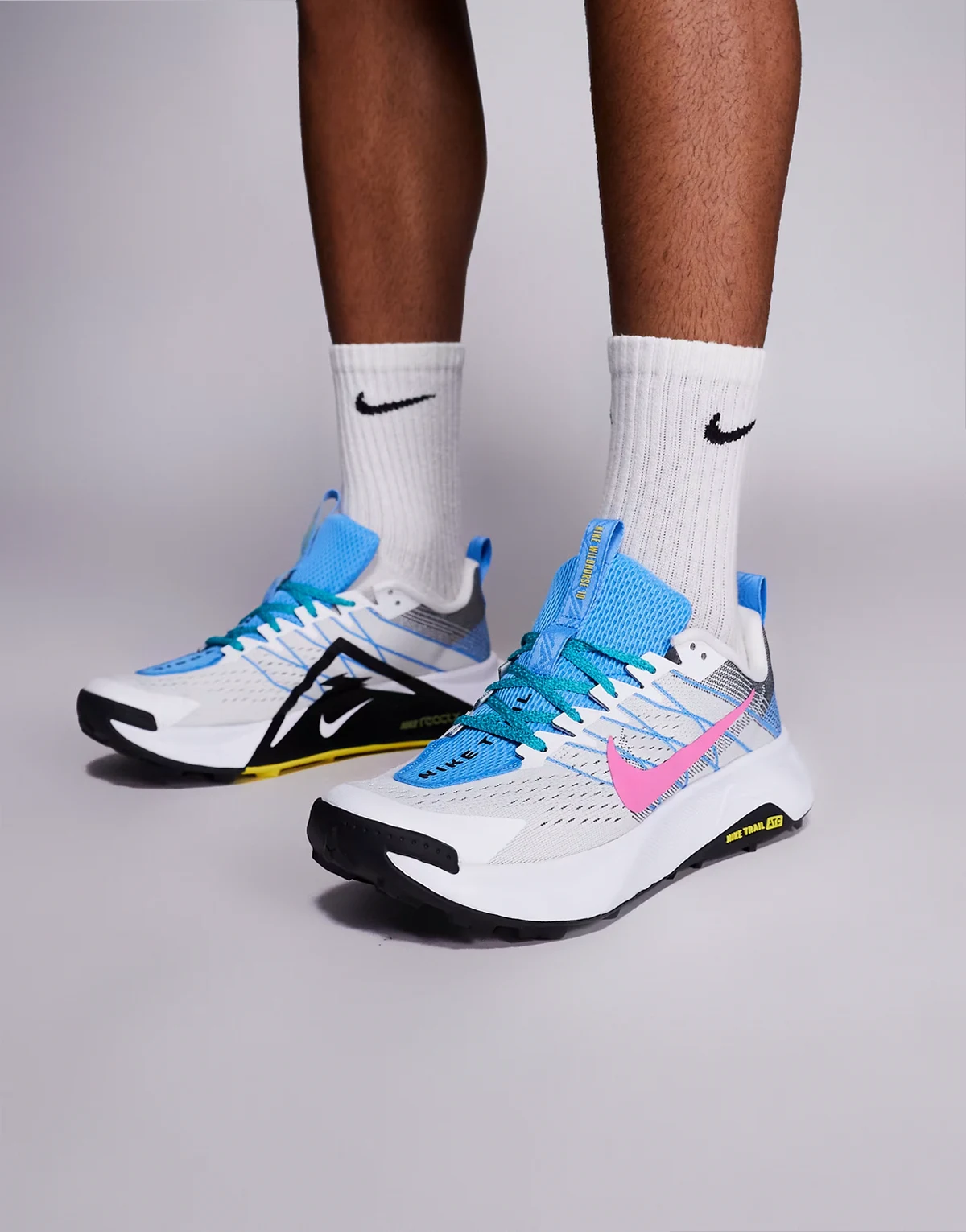 Wildhorse 10 sneakers in white and blue