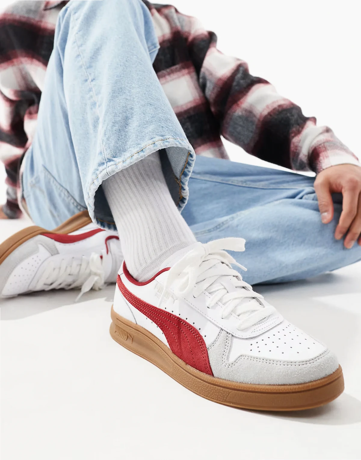 Indoor sneakers in white and red detail