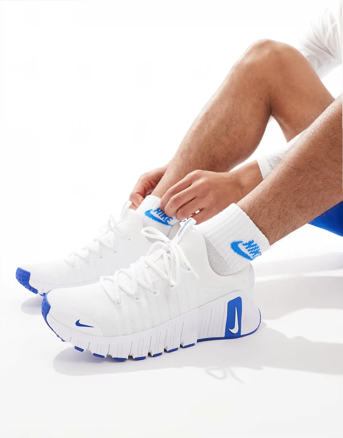 Free Metcon 6 sneakers in white and blue