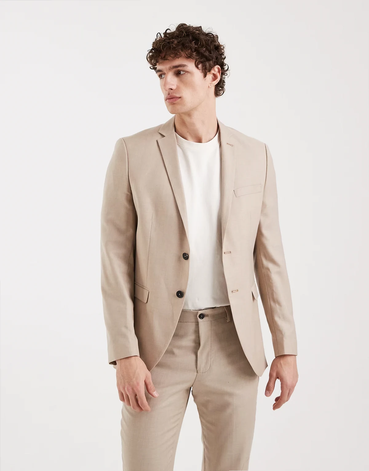 – Beżowa bardzo dopasowana marynarka garniturowa