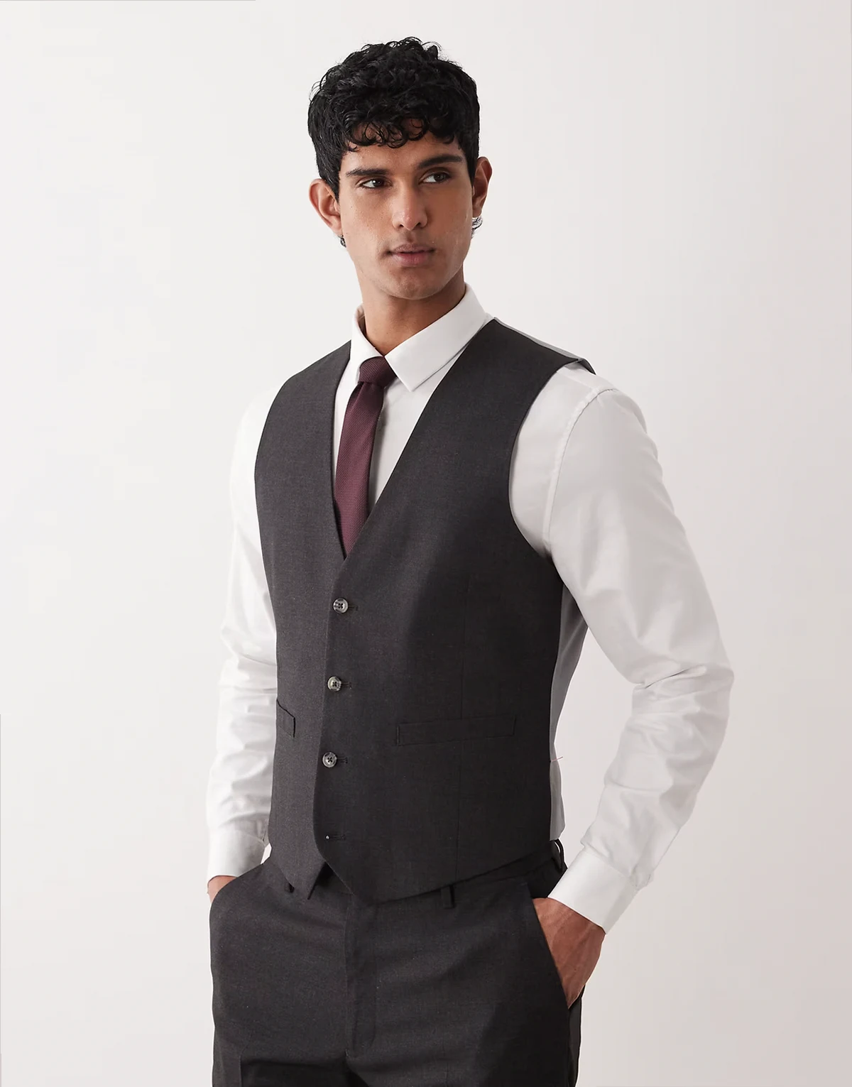 – Szara dopasowana kamizelka garniturowa