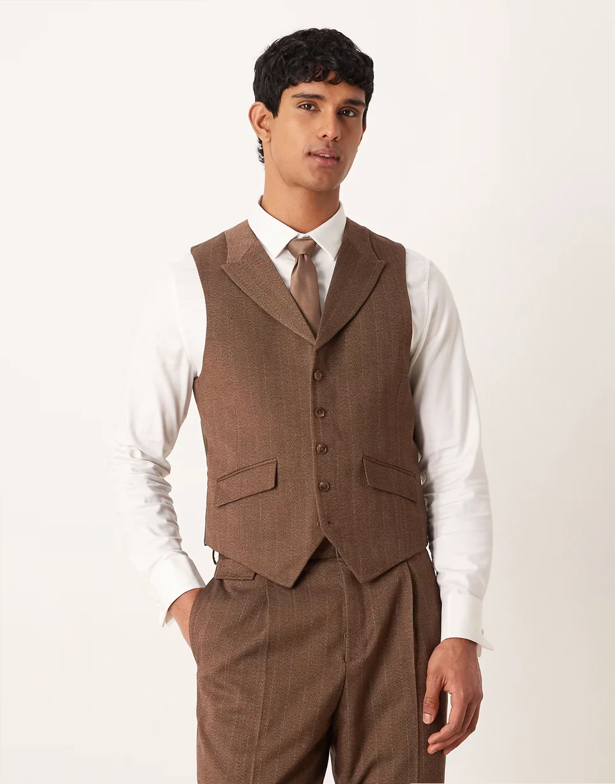 – Anzugweste aus Twill in brauner Wolloptik mit schmalem Schnitt und Fischgrätmuster